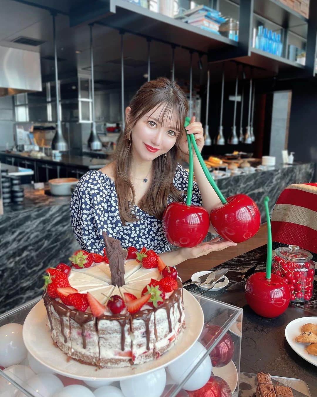 のインスタグラム：「＼🍒Chocolat de Cherry🍒／ ⁡ チェリースイーツビュッフェ🍰 コンラッド大阪にて期間限定で開催中♥︎ ⁡ @conradosaka   2023年5月15日（月）～7月9日（日）まで ※チェリーの入荷が無くなり次第終了なのでお早めに🫡 ⁡ 珍しいさくらんぼのブッフェ🍒 美味しかったなぁ〜٩꒰๑ ´∇`๑꒱۶ ⁡ @conradosaka フォローと、 #chocolatdecherry のハッシュタグを付けて その場で写真をご自身のインスタに投稿すると グラススパークリングワインorソフトドリンク1杯プレゼント🥂 ⁡ 📍コンラッド大阪 アトモス・ダイニング（40F） 大阪府大阪市北区中之島3-2-4 予約　06-6222-0111 平日　　14:30～16:30（2時間制） 土日祝　14:30～16:00（90分制） 料金 大人 7,400円、お子様 3,700円 🧁スイーツ約20種類🍗セイボリーアイテム約10種類 （コーヒー・紅茶付き） ⁡ ⁡#コンラッド大阪#大阪#大阪カフェ #大阪ランチ #大阪グルメ#大阪ホテル #大阪旅行 #大阪スイーツ #ホテルランチ #大阪アフタヌーンティー #conrad#conradosaka #pr」