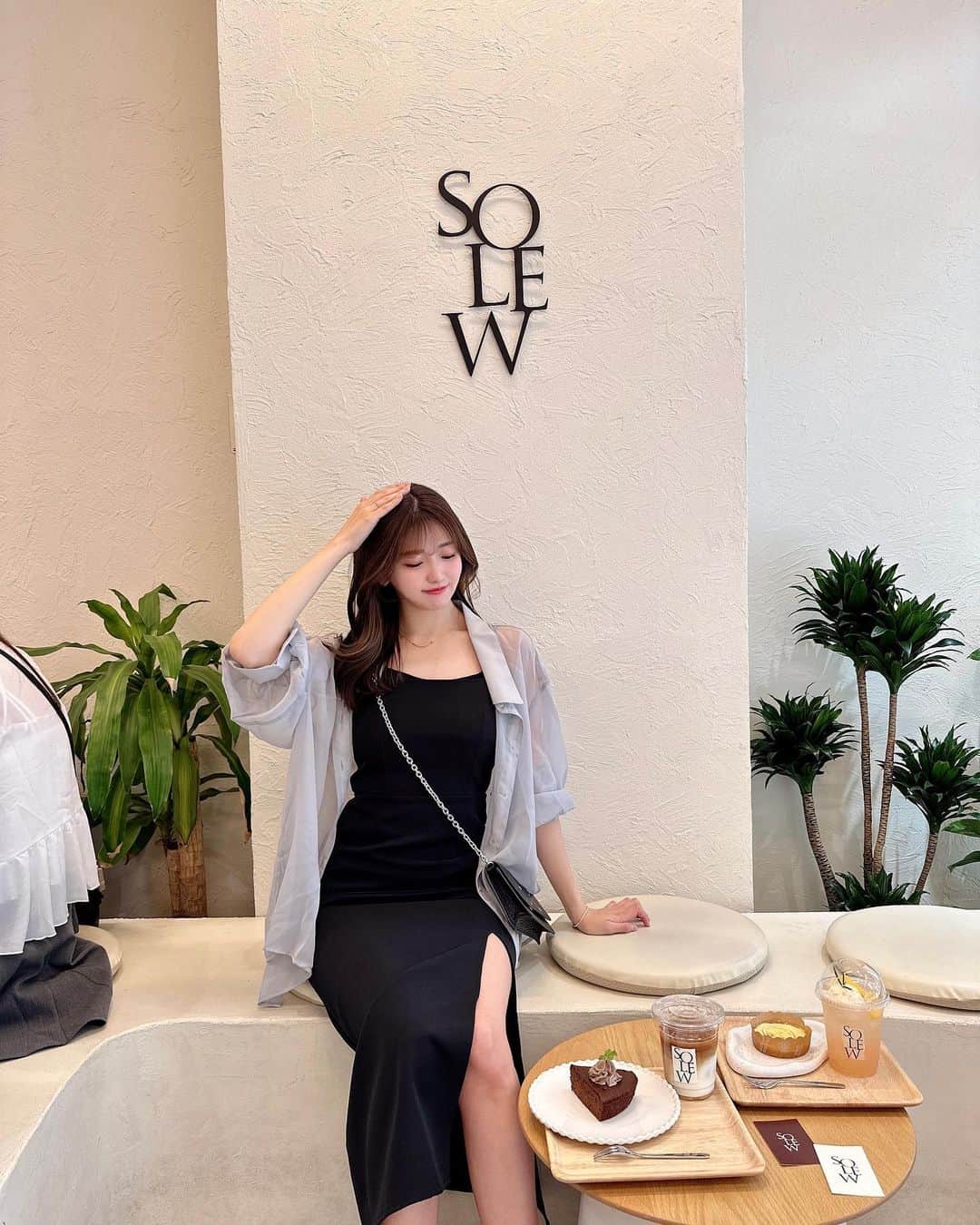 のインスタグラム：「かわいいカフェ…☕️♡ @solew_japan  ㅤㅤㅤㅤㅤㅤㅤㅤㅤㅤㅤㅤㅤ 新宿御苑駅出口1からすぐのところにあって韓国のブランドのお洋服も売ってて かわいかったよ、、 ˎˊ˗ ㅤㅤㅤㅤㅤㅤㅤㅤㅤㅤㅤㅤㅤ ケーキも美味しかった♩ 店内が癒し空間ですきだった☺︎ ㅤㅤㅤㅤㅤㅤㅤㅤㅤㅤㅤㅤㅤ ㅤㅤㅤㅤㅤㅤㅤㅤㅤㅤㅤㅤㅤ お気に入りのコーデでした⸝⋆ shirt @anmille.official  onepiece @grl_official  sneaker @newbalance  bag @maisonmargiela  ㅤㅤㅤㅤㅤㅤㅤㅤㅤㅤㅤㅤㅤ ㅤㅤㅤㅤㅤㅤㅤㅤㅤㅤㅤㅤㅤ ㅤㅤㅤㅤㅤㅤㅤㅤㅤㅤㅤㅤㅤ #ootd #code #新宿グルメ #新宿カフェ #grl購入品 #grlコーデ #グレイル #キャミワンピ #シアーシャツ #newbalance #淡色コーデ #夏コーデ」