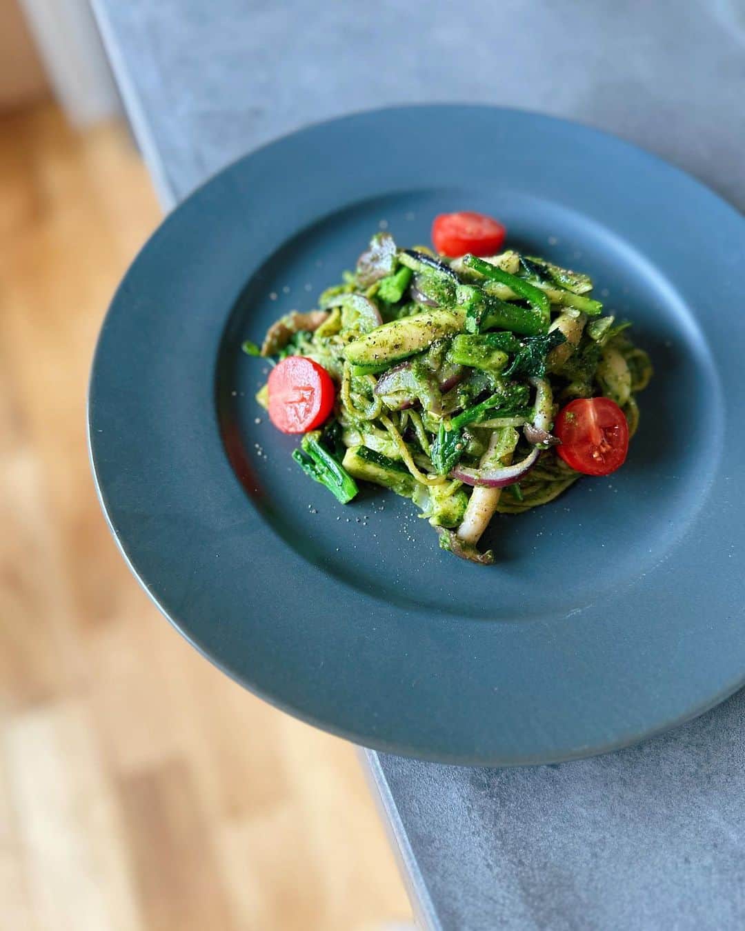 忍舞のインスタグラム：「手作りジェノべソースで 3種類レシピ🌱  パスタとポテサラとロメインレタス焼きにソースとして🍝  お野菜たっぷりジェノべパスタ ポテサラにもジェノベいれてソイマヨと塩麹で味付け  ポテサラには畑でとれたきゅーり🥒と玉ねぎ🧅をいれて あっじゃがいもも畑でとれたやつだから全部畑で採れたポテサラだな💓  ロメインレタスはフライパンでじゅぅーーっと蒸し焼きして ソイマヨ、アガベと混ぜたジェノべをかけて召し上がれ♡ ブラックペッパーかけてもgood  #畑 #ジェノベーゼ #ジェノベーゼパスタ #ジェノベーゼソース #畑仕事 #自給自足 #しのぶん飯 #ペスカタリアン #ヴィーガン」