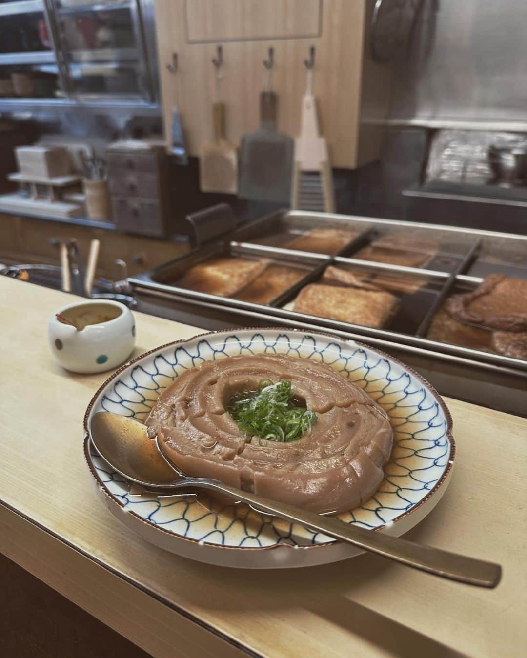 大塚良子のインスタグラム：「Tokyo ODEN night ユカ @yukatd に連れていってもらった 小料理屋「はし山」 ひっさびさに食べた、おでんが美味しくて幸せだった♡   Had an amazing time trying warm bowl oden at a local Tokyo restaurant.」