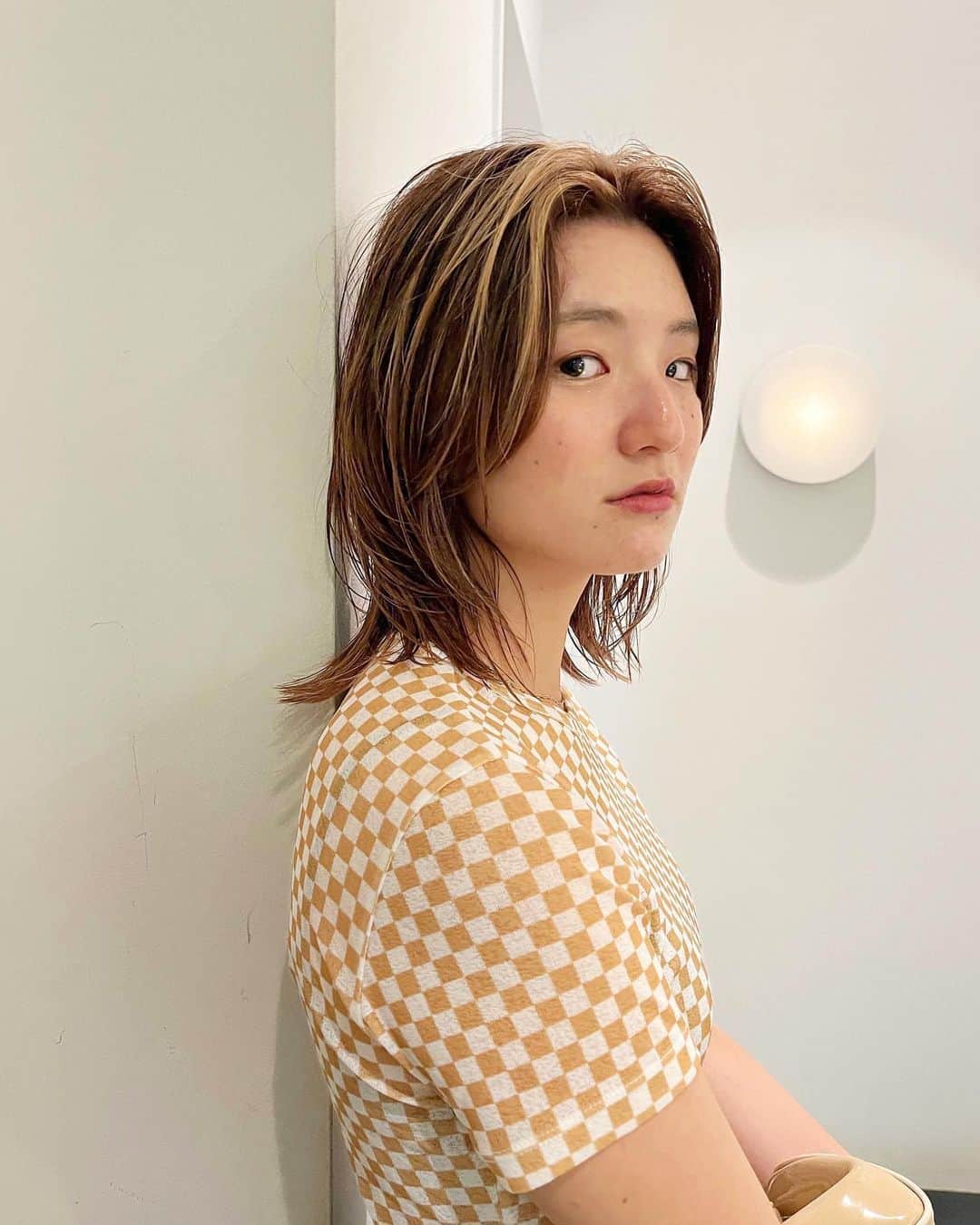 veticaさんのインスタグラム写真 - (veticaInstagram)「ミディアムウルフと  ランダムなハイライト ベースは明るめでまろやかなデザインカラー✂︎  hair @eitayoshinari   #ウルフ #ウルフカット #ミディアムウルフ #ハイライト #ハイライトカラー #デザインカラー」6月29日 20時10分 - veticatokyo