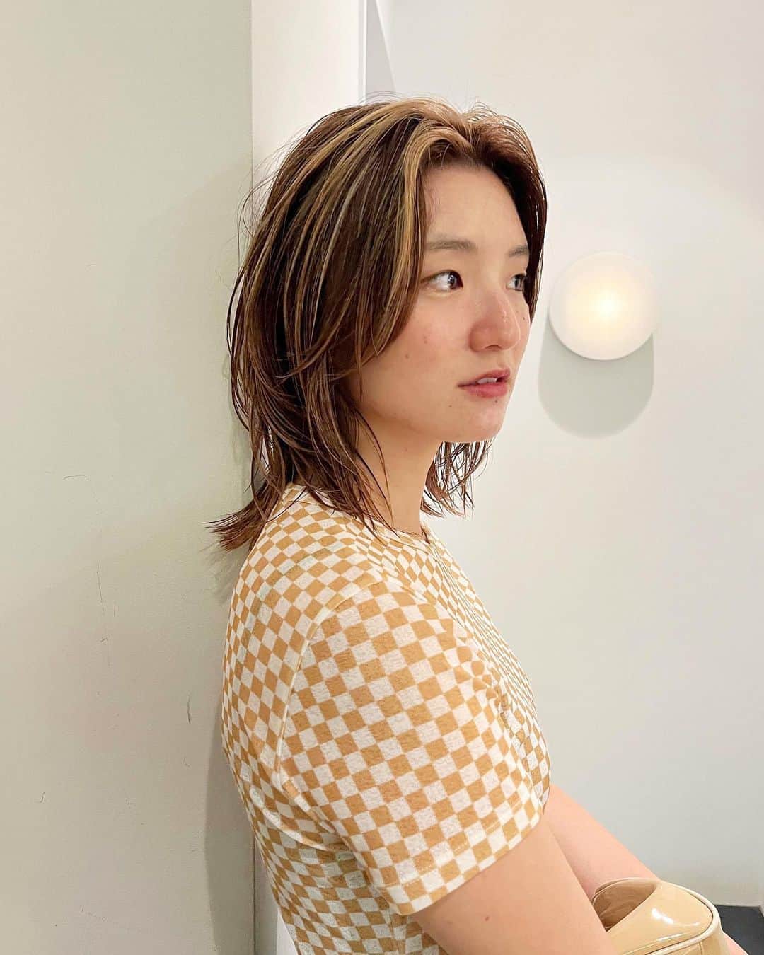 veticaさんのインスタグラム写真 - (veticaInstagram)「ミディアムウルフと  ランダムなハイライト ベースは明るめでまろやかなデザインカラー✂︎  hair @eitayoshinari   #ウルフ #ウルフカット #ミディアムウルフ #ハイライト #ハイライトカラー #デザインカラー」6月29日 20時10分 - veticatokyo