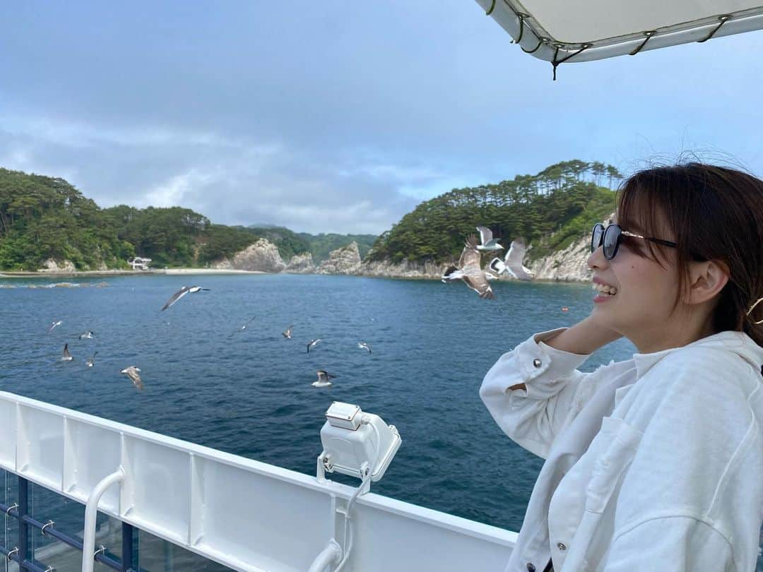 後藤萌咲のインスタグラム：「.  岩手旅行の投稿！  今回は、自然についての投稿です！  三陸の自然にたくさん触れてきました。 ジオパークにも登録されている場所を いくつか紹介します🙆🏻‍♀️  ⭐️浄土ヶ浜  夏頃にオホーツクからの北の冷たい風が、 ちょうど三陸の海岸にぶつかり、 霧のように白くなる現象を、やませというのですが、  朝方にシートピアなぁどさんの海沿いを見ていて、 本当に不思議な現象だなぁと。  海の音も聴きながら、 うみねこ丸に乗るまで30分くらい見ていました😌  そして、うみねこ丸に乗り、浄土ヶ浜へ。  映画とかで見るような、 白い岩肌のような3つの岩山が特徴なのですが、 何故このようなものができたのかと言うと、  すごく省略して分かりやすくいうと、 火山岩が海の波によって削られてできた岩です。  ものすごく簡単に説明したので、 詳しくこの浄土ヶ浜について気になる方は、 皆さんの目で確かめてみてください🙌🏻  うみねこ丸に乗ってみると、 『日出島』という小さな島があったり、 岩と岩の間から波が押しあがって出てくる『潮吹穴』 高さ40メートル以上の巨大な細長い『ローソク岩』を、 見ることができます👀  ⭐️龍泉洞  ここはもう人生で1度は絶対に行って欲しい場所です！！！  写真とか文章じゃ本当に伝わらないので、 絶対に自分の目で見て欲しい洞窟です。  洞窟といっても、ただの洞窟じゃなくて、 日本三大鍾乳洞の1つとしても知られています。  現在もまだ調査中で、 さらにまだ奥が深いことも、 目で見て分かります。  水が本当に澄んでて生き物も住めないくらいの透明度で、 でも、青く第1地底湖~第3地底湖まであるのですが、 人間の五感の感覚も本当に鈍るような迫力です。  気がついたら地上より深くまで進んでいて、 こんな鍾乳洞が、自然でできたんだって思うけど、 人間の力じゃとても作れない深さです。  何度もインディージョーンズの映画に出てきそうな、 場所がいっぱいありました。笑  上を見ても下を見ても、 不思議で自然ってこんなに凄いんだと、 自分の悩んでることが小さく感じるくらい、 不思議な感覚になる場所です。  絶対にもう1回みにいきます。  ⭐️北山崎  サスペンスドラマに出てきそうな20メートル以上の、 岩肌が見える場所があるのですが…。  タイミングが本当に良いのか、 物凄いやませが押し寄せていて、 海すらも見えないくらいのやませがありました。笑  ここまではなかなかないって言われました😳  でも、天国のような雲と雲の間に挟まれたような感覚で、 やませは陸に向かって吹いていくのですが、 陸に上がると暖かくなるためやませは自然と消えます。  次は、やませがないバージョンも見てみたい…😂  ⭐️三王岩  三王岩というのは、 およそ1億年以上前の白亜紀の地層からできた岩で、 男岩、女岩、太鼓岩という、 3つの岩のことです。  下の部分は礫岩、上の部分は砂岩って、 目で見ても分かる岩の地層で、 これも不思議な感覚にさせられます。  そして、三王岩の周りにある岩も、 波で自然と積み上がった岩があったり、 3.11の東日本大震災の津波で推定200トンの岩が、 約30メートル動いた岩も見ることが出来ます。  そして、もう1つ自然の力を思い知ったのは、 『田老の一本松』  陸前高田市にある『奇跡の一本松』は、 皆さん聞いたことあると思います。  津波によって約7万本以上の松が倒れる中、 1本だけ真っ直ぐに津波に耐えた一本松。  『奇跡の一本松』今は枯死してしまい、 レプリカがあります 北山崎の『田老の一本松』は今でも生きている松の木です。  海の潮によって、 少し赤くなってしまったりしていますが、 津波の影響を耐え真っ直ぐに伸びているこの松も、 すごくパワーをもらえるような松でした。  長々と語ってしまいましたが、 岩手県の歴史についてお話しました🙌🏻  次は、歴史についてです💭   #岩手   #浄土ヶ浜   #北山崎   #龍泉洞   #三王岩」