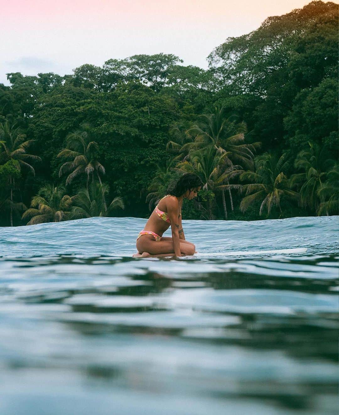 BillabongWomensJapanのインスタグラム：「海でお気に入りのアクセサリーを身につけて楽しむ女の子達へ、最新のコレクションをチェックして👙」