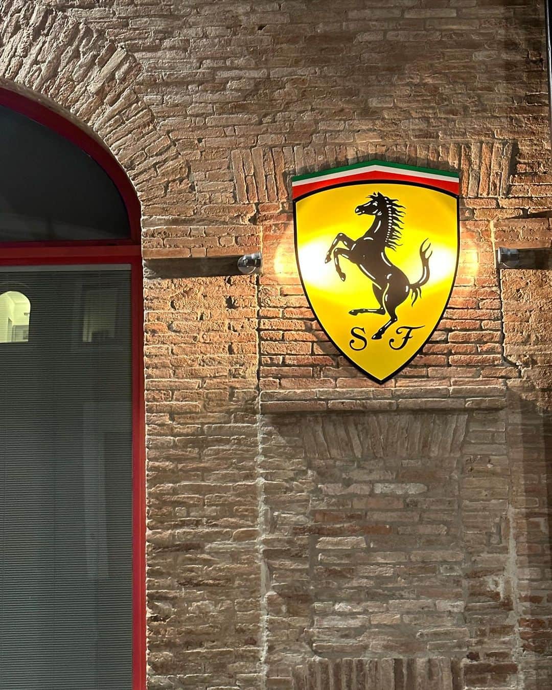 CHIHIRO♡さんのインスタグラム写真 - (CHIHIRO♡Instagram)「NEW SPECIAL SERIES ANTEPRIMA !!!  このためにマラネロまで行きました🤣  Ferrariの限定車🏎 せっかく行ったのに写真禁止でw やっと発表された📷  しかし、 おかげでイタリアへ行けた。  ありがとう、フェラーリ。#感謝　←  #sf90xxstradale #ferrari #italy #pistafiorano #フェラーリ #限定車 #イタリア #マラネロ」6月29日 20時16分 - chipipipi918