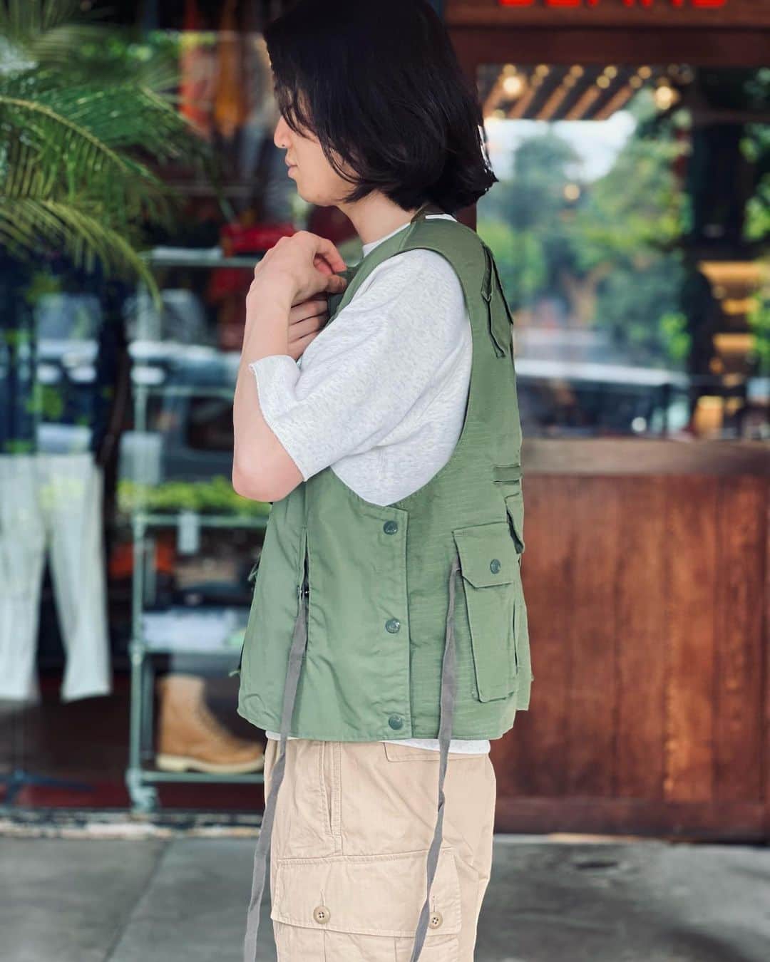BEAMS+さんのインスタグラム写真 - (BEAMS+Instagram)「・ BEAMS PLUS STYLING.  < ENGINEERED GARMENTS> ×＜BEAMS PLUS＞ 　DOUBLE FRONT VEST OLIVE  The "DOUBLE FRONT VEST" was designed with a focus on vests that can be worn on both sides. It is characterized by its pocket work and use of materials that are typical of a brand with two aspects of outdoor sports and military wear. The bag-like mood and side seam detailing create a variety of wearing styles. The result is an item that is truly filled with the functional beauty of "ENGINEERED GARMENTS".  ------------------------------------- . 両面での着用を可能としたベストに着目し、デザインされた『DOUBLE FRONT VEST』をリリース。 アウトドアスポーツ、ミリタリーの2面性を持ったブランドらしいポケットワークと素材使いが特徴。 バッグのようなムードとサイドシームのディティールが多彩な着こなしを実現。 まさに〈ENGINEERED GARMENTS〉の機能美が詰まったアイテムに仕上がりました。  #beams #beamsplus #beamsplusharajuku  #harajuku #mensfashion #mensstyle #stylepoln #menswear #engineeredgarments #vest」6月29日 20時18分 - beams_plus_harajuku