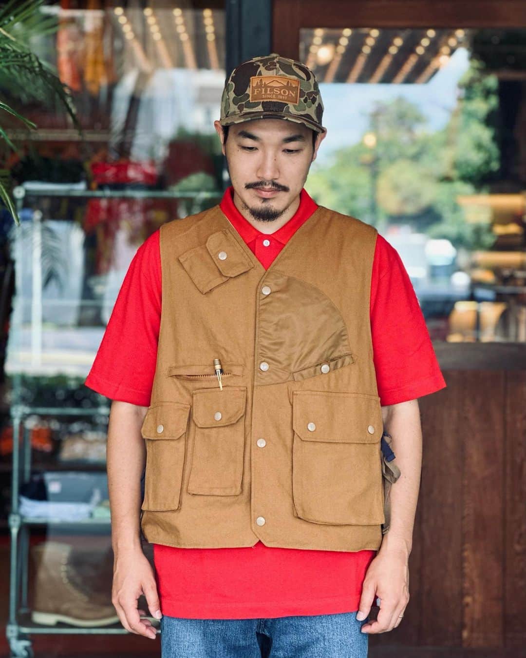 BEAMS+さんのインスタグラム写真 - (BEAMS+Instagram)「・ BEAMS PLUS STYLING.  < ENGINEERED GARMENTS> ×＜BEAMS PLUS＞ DOUBLE FRONT VEST DUCK&DENIM  The "DOUBLE FRONT VEST" was designed with a focus on vests that can be worn on both sides. It is characterized by its pocket work and use of materials that are typical of a brand with two aspects of outdoor sports and military wear. The bag-like mood and side seam detailing create a variety of wearing styles. The result is an item that is truly filled with the functional beauty of "ENGINEERED GARMENTS".  ------------------------------------- . 両面での着用を可能としたベストに着目し、デザインされた『DOUBLE FRONT VEST』をリリース。 アウトドアスポーツ、ミリタリーの2面性を持ったブランドらしいポケットワークと素材使いが特徴。 バッグのようなムードとサイドシームのディティールが多彩な着こなしを実現。 まさに〈ENGINEERED GARMENTS〉の機能美が詰まったアイテムに仕上がりました。  #beams #beamsplus #beamsplusharajuku  #harajuku #mensfashion #mensstyle #stylepoln #menswear #engineeredgarments #vest」6月29日 20時24分 - beams_plus_harajuku