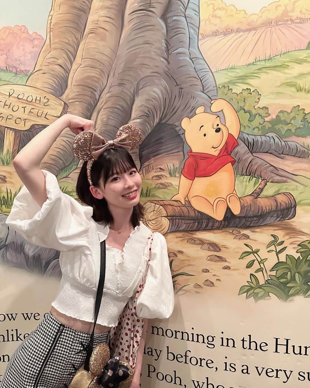 浅井七海のインスタグラム：「. プーさんが 抱きつこうか？ みたいなポーズしてた！  16期推しかな〜？😙  Pooh was posing as Dakitsukouka?  #ディズニーランド #disneyland #プーさん #pooh」