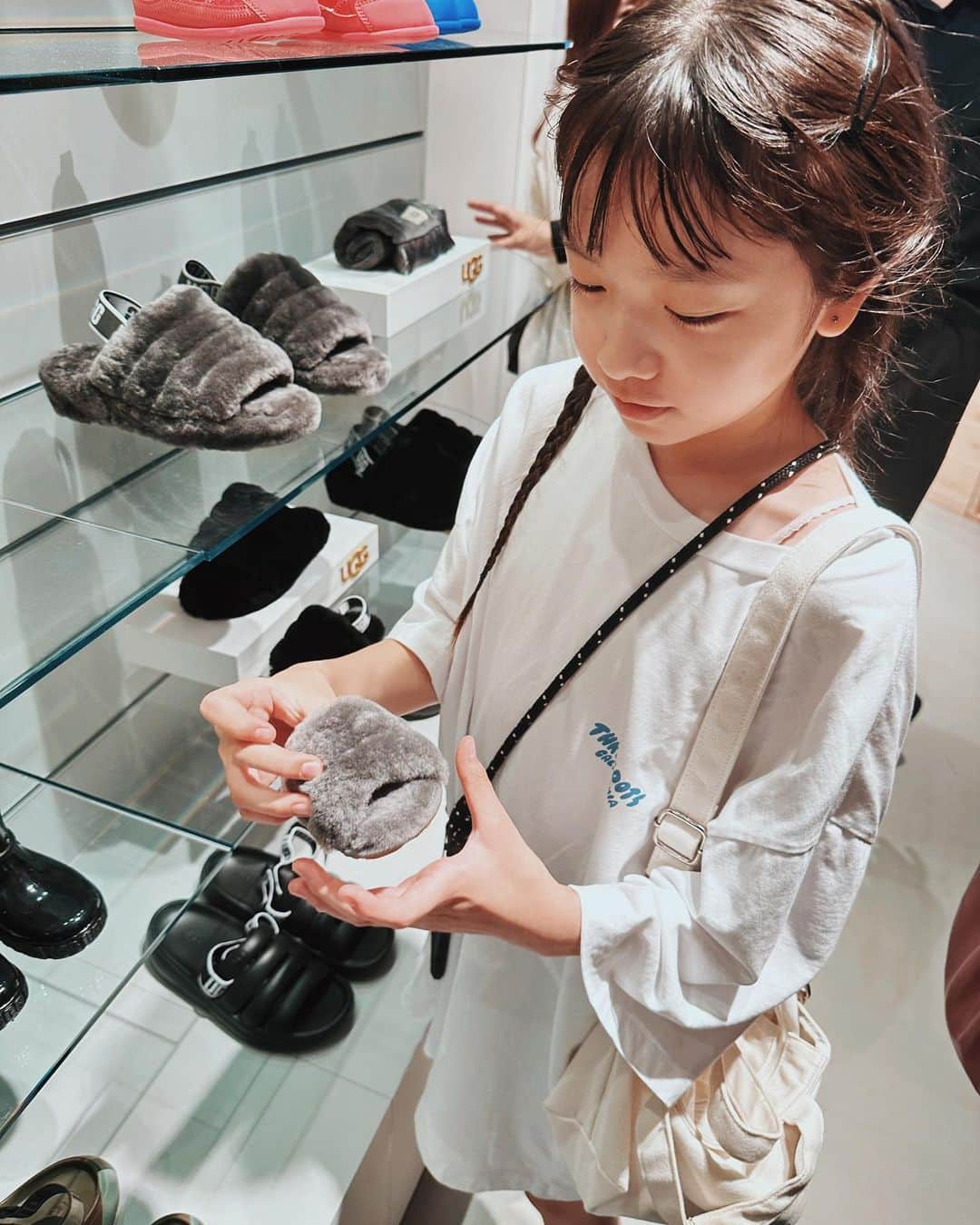 EMIさんのインスタグラム写真 - (EMIInstagram)「⭐︎ 2023年7月1日にアジア初となる旗艦店 「UGG TOKYO FLAGSHIP STORE」が原宿にオープン✨ PRE-OPENING EVENTに行ってきました❗️ カラフルでポップな物からシンプルでかっこいい物 リゾート感ある物などなど… 店内見てるだけで楽しくなっちゃいました〜☺️ キッズも激かわで娘もお気に入り探してましたよ♡ 家族でお買い物出来て嬉しいね❤️ @uggjapan  #UGG原宿 #UGG」6月29日 20時27分 - emi_idea