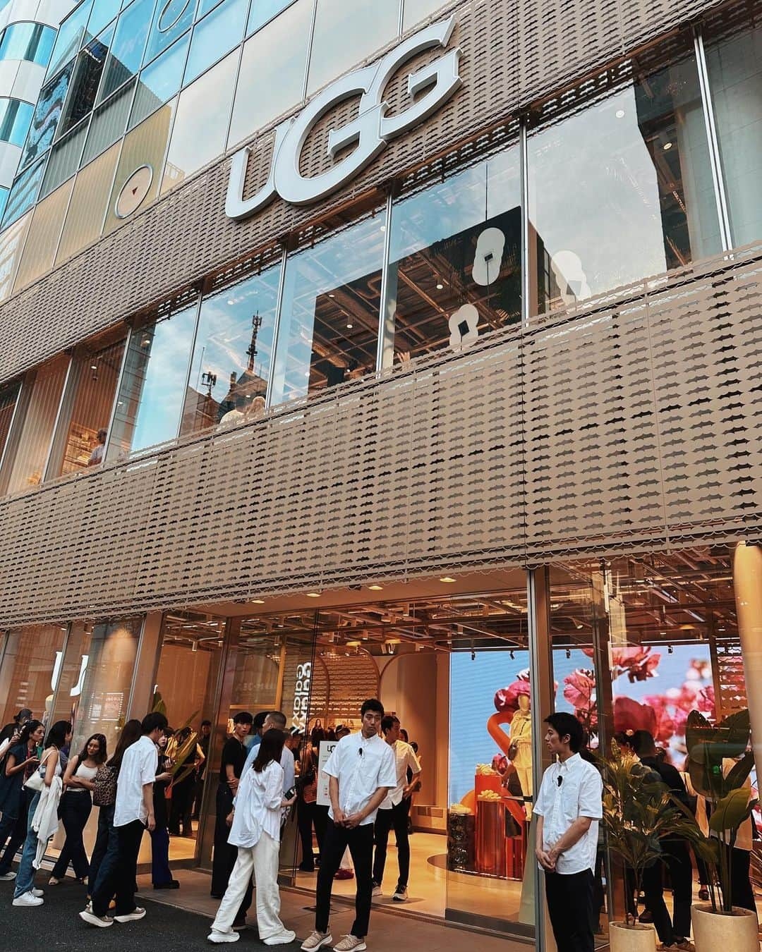 EMIさんのインスタグラム写真 - (EMIInstagram)「⭐︎ 2023年7月1日にアジア初となる旗艦店 「UGG TOKYO FLAGSHIP STORE」が原宿にオープン✨ PRE-OPENING EVENTに行ってきました❗️ カラフルでポップな物からシンプルでかっこいい物 リゾート感ある物などなど… 店内見てるだけで楽しくなっちゃいました〜☺️ キッズも激かわで娘もお気に入り探してましたよ♡ 家族でお買い物出来て嬉しいね❤️ @uggjapan  #UGG原宿 #UGG」6月29日 20時27分 - emi_idea