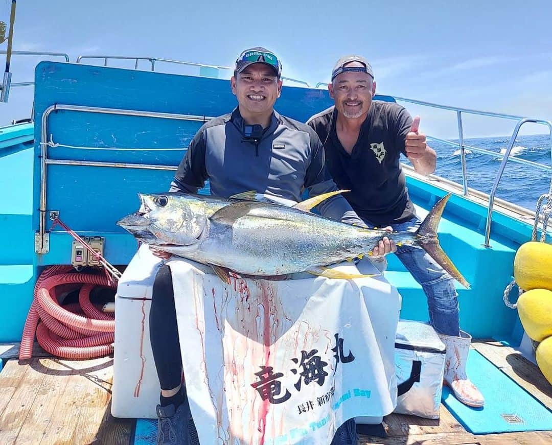 井口資仁のインスタグラム：「"竜海丸" (横須賀市長井) キハダマグロ釣り🎣 初めてのキャスティングでのキハダ狙い 天候にも恵まれて☀️ 最高の釣り日和でした。 釣果は キハダマグロ2本(28㌔、20㌔弱) シイラ 1本  船長のアドバイスとご指導のお陰で 釣ることが出来ました。  次回もキハダ40㌔オーバーを狙います🐟  #井口資仁 #井口忠仁 #tadahitoiguchi #iguchi #竜海丸 #キハダ #キハダマグロ #キハダマグロキャスティング  #キハダキャスティング  #yellowfin tuna」