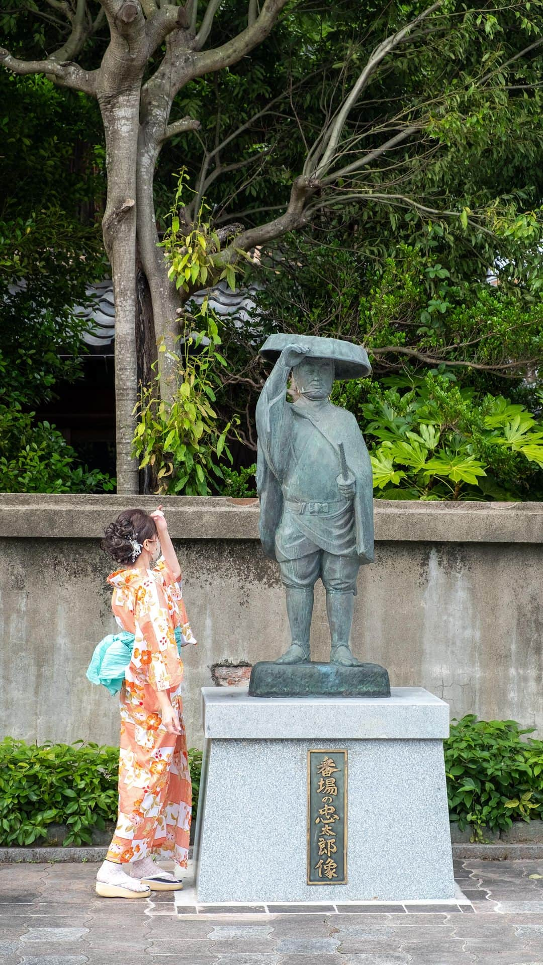 あや ◡̈*❤︎ayaのインスタグラム：「. .  〜“番場の忠太郎”と巡る蓮華寺〜 ② リールVer  聖徳太子によって建立されたと伝えられた滋賀県米原市 中山道 宿・番場にある「蓮華寺」で  “番場の忠太郎”（←って、だぁれ⁈... 長谷川伸の名作「瞼の母」の主人公だそう！ご存知ですかー）の故郷でもあるこちらのお寺で  🎤ゆかりのある忠太郎に関する曲の 「歌合戦」があります！ 会場は蓮華寺研修道場   日時 :2023年7月23日(日) 　　　　13時30分〜 申込先 : mine-izu@mx.bw.dream.jp 〆締切 : 先着 25名  7月10日まで 後援 : 米原市、 （一社）びわ湖の素DMOほか  実は！というか、新緑も紅葉も綺麗でミツバツツジも咲くんです✨ 伺った際には さつき（たぶん）が綺麗に咲いてました🌺お参りはもちろん観光にも撮影にも穴場です🤲  ※関係者立ち会いの元のプロモーション用の撮影となります。通常 勅使門は閉まっています、ご容赦くださいませ。  ┈┈┈┈┈┈┈┈┈ 浄土宗本山 蓮華寺  滋賀県米原市番場511  🚗名神高速米原ＩＣより車で約5分 駐車場有り ┈┈┈┈┈┈┈┈┈  ✍️ 阿弥陀如来と釈迦如来の二尊を本尊とされてます  #浄土宗 #本山 #鎌倉幕府の終焉の地 #北条仲時 #鎌倉幕府 #勅使門 #菊の紋 #滋賀県 #米原市 #中山道 #蓮華寺 （って滋賀にもある！） @maibara_city」