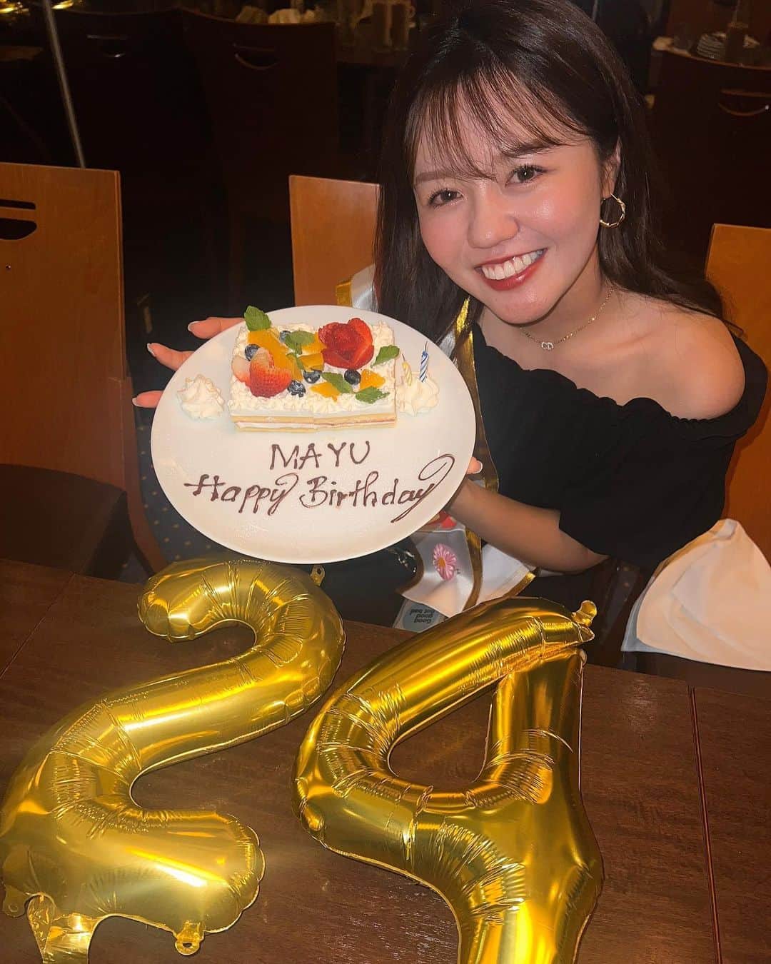 廣田真優のインスタグラム：「24歳になりました💙  たくさんのメッセージ、プレゼントとお祝いして頂き ありがとうございました✌️😝 おめでとうの言葉、とても嬉しかったです☺︎  これからも感謝忘れず、笑顔で頑張ります❤️‍🔥  📸by @h._.nanoko24 ❤︎ #24 #totheherbs」