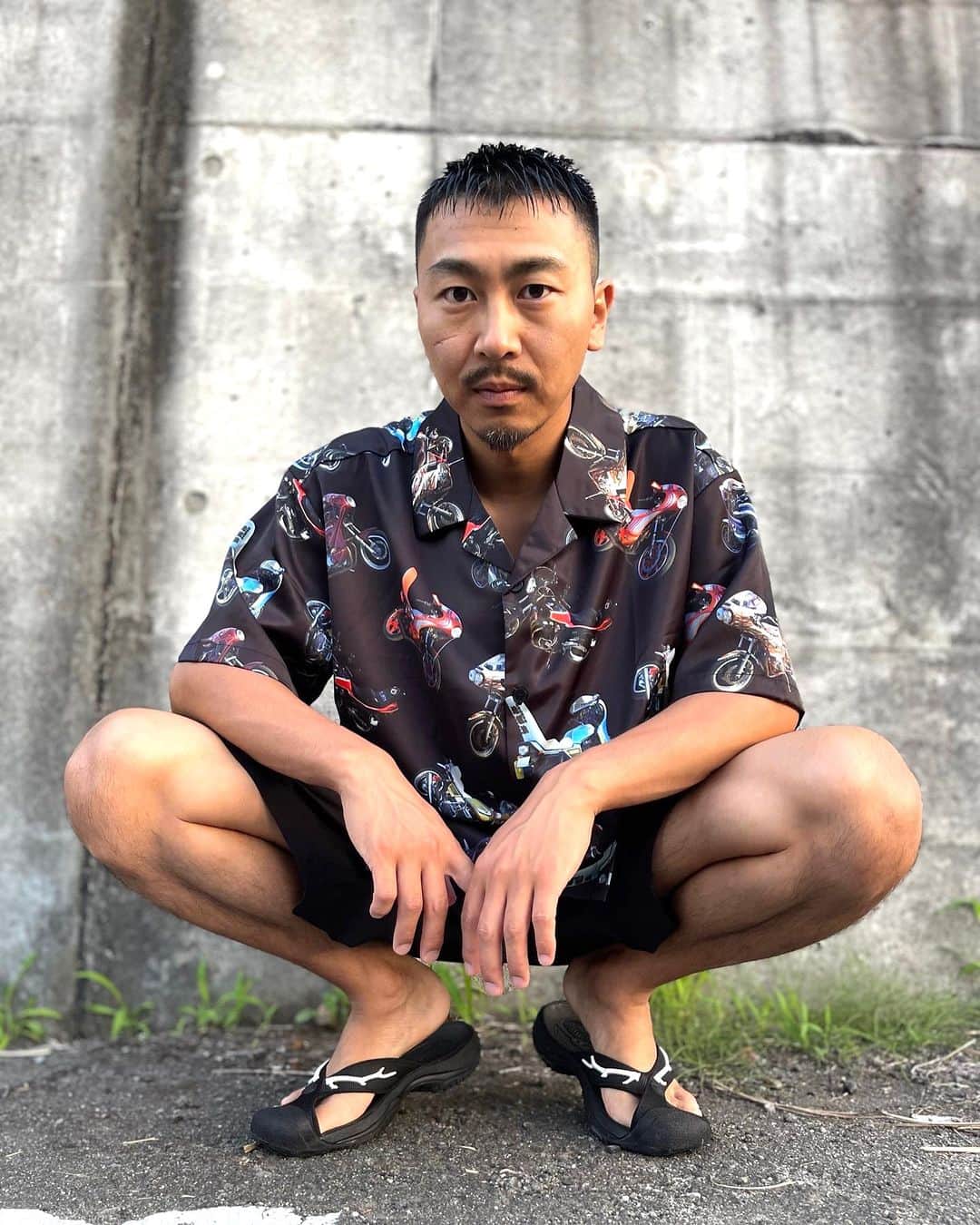 ZEN-LA-ROCKさんのインスタグラム写真 - (ZEN-LA-ROCKInstagram)「🔥🏍田我流🔥🏍 『HIGHWAYDANCER SHIRT』似合い過ぎDEF‼️‼️‼️ 大/感/謝 明日金曜20時にはNEMESのオンラインは解禁になります📲 またこの週末も ◆金曜 ☞ 15-19時頃 ◆土曜 ☞ 14-18時頃 ◆日曜 ☞ 14-17時頃 こんな感じで蔦屋代官山2号館1F ART FLOORにて情熱接客で皆様のお越しをお待ちしてます🙋🏻‍♂️ . . . #田我流 #nemes #beetantoh #highwaydancer #zenlarock #gs400 #gt380 #cbx」6月29日 20時31分 - zenlarock