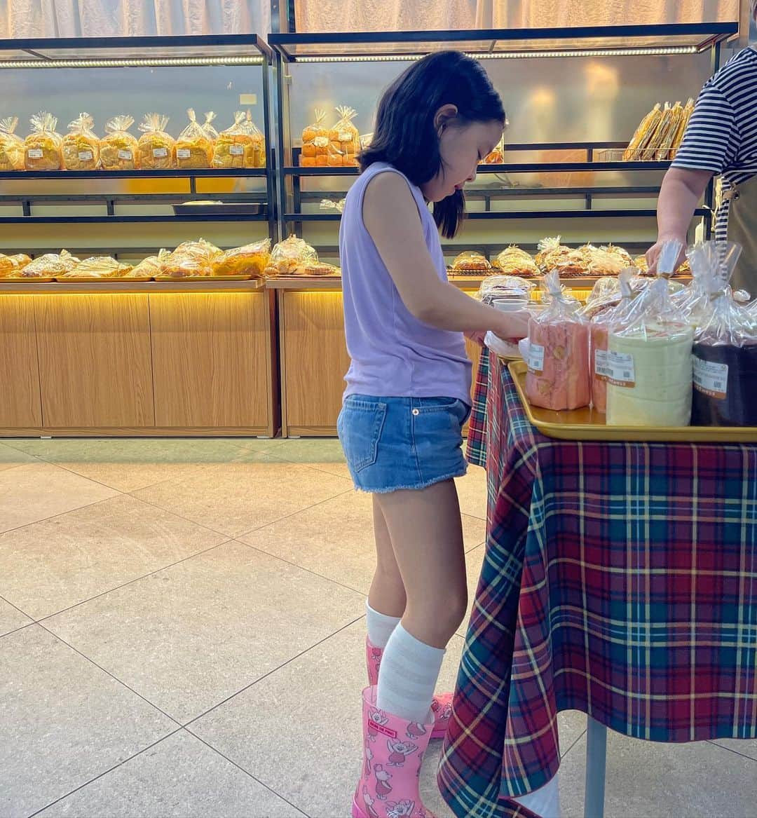 イ・ユンジのインスタグラム：「마이컸다 빵라니씨..🍞#얌마엄마가너길쭉하게찍어줘찌#빵은한개만」