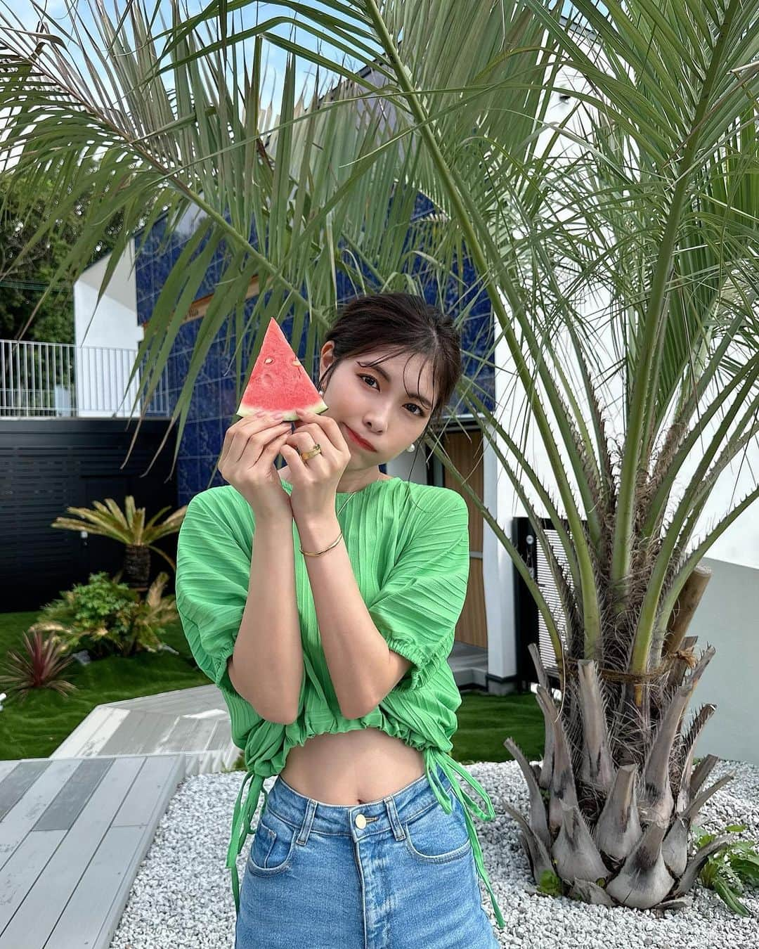 Yuika Matsuさんのインスタグラム写真 - (Yuika MatsuInstagram)「code 　 夏っぽコーデ🍉 @asknowasplus  　 スタイルめちゃくちゃ良くなる トップスはチラッと肌見せできてかわいい💚 　 ハイウエストのデニムと合わせると バランス良く着れる！ リゾート地とかで写真撮るときに 色味があると映えるからこれ好きだー♪ 　   あとワンちゃん用の服も本当に買ってよかった✨ 　　 ふわふわのアニマル刺繍がかーわいっ🤭 　 襟元にもアクセサリーみたいな 刺繍がされててウチの子が オシャレさんに…🐶♡ 　 同じ柄で大人がお揃いで着れる服もあるみたい♪     #asknowasplus #asknowas #asknowasplusアニマル  #今日のコーデ#OOTD#骨格ウェーブ #骨格ナチュラル」6月29日 20時36分 - yuika00802