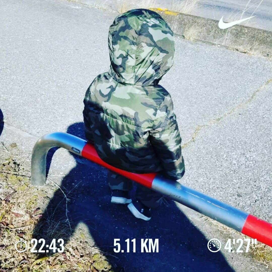 三田尚央のインスタグラム：「夜ラン‼️‼️(5km気合いラン😁✨✨)  日中暑くてバテバテだったけど、気合い入れて5km行ってきた(^^)✌️ 身体重たくてしんどい中でもしっかりランできて良かった🎵 しっかり汗もかけてスッキリ😃 久しぶりに気持ちよし☀️  32歳目標達成目指して頑張ります☀️ 積み重ね大事❗ 継続あるのみ(^^) 健康一番❕  息子ちゃん❗  日々成長❕ 日々挑戦❕ 日々感謝❕  #ランニング #目指せフルマラソン #日々成長 #日々挑戦 #日々感謝 #息子 #娘 #家族 #32歳 #instagram  #目標 #筋トレ #ダイエット #ストレッチ #トレーニング #メンタル #NIKE #ラン #夜ラン #フルマラソン #ハーフマラソン #頑張ります #笑顔 #ビール #サッカー #5kmラン #猛暑 #スッキリ #6月」