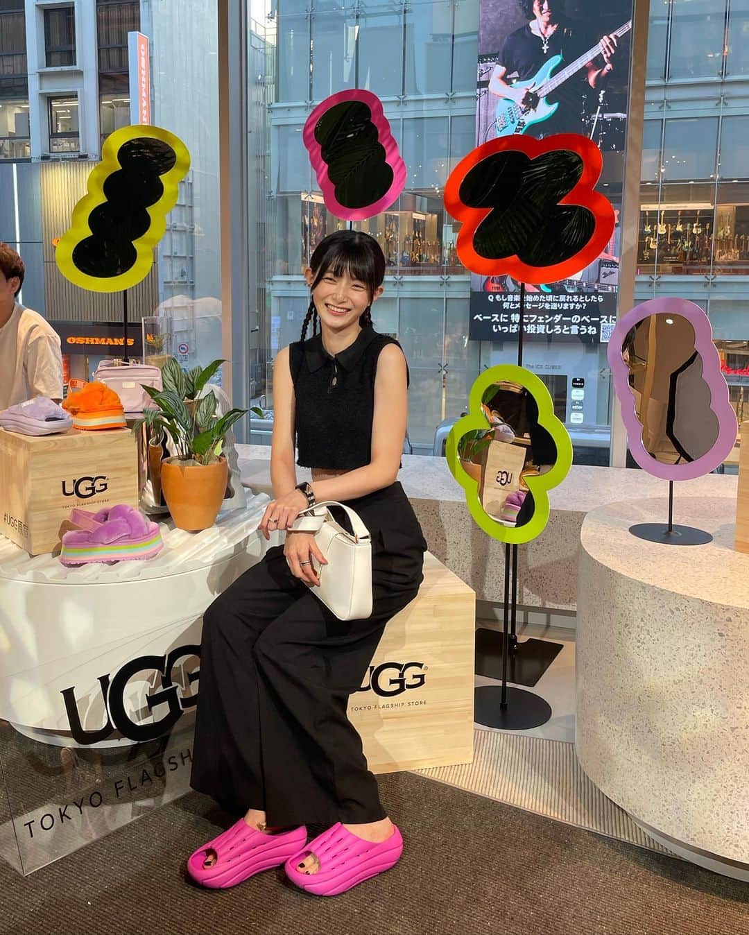 中澤瞳さんのインスタグラム写真 - (中澤瞳Instagram)「"UGG TOKYO FLAGSHIP STORE "PRE OPENING EVENTに行ってきたよ〜！  ピンクのサンダルはモノトーンコーデのアクセントになるし夏っぽくて可愛いの🩷  UGGって冬のもこもこブーツのイメージ強かったんだけど、 サンダルもたくさんあって他にも欲しくなっちゃった！  同じ事務所のアニーちゃん今日はじめましてだったんだけど、めちゃくちゃ可愛かった…🤍 今度ご飯行くんだ〜😏✨  @uggjapan #UGG原宿」6月29日 20時37分 - hitomi.nakazawa