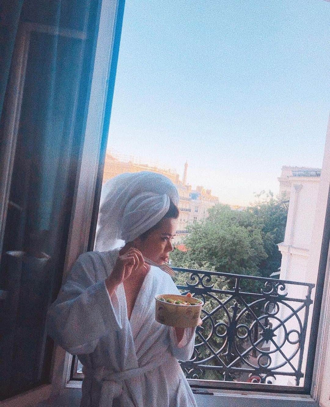 のインスタグラム：「⠀ めちゃくちゃ優雅なフランスでの朝って感じだけど、 そもそもこの時、夜の21時ぐらいだったし、 90体というとんでもない、というか、 得体の知れない撮影で心折れかけてる時。in Parisです😇  こんなにすましてるけれど、この時の私の目の前には、 90体分の衣装に、 それを入れてきたスーツケース、 現地のIKEAで購入してすぐぶっ壊れたラック達、 そして田原が夜な夜なぶちまけながら 整理してた領収書があります😇  そしてこの写真を撮ってくれてるのは田原。笑 @naoko_tahara_  今やjoseでバリバリ頑張ってて嬉しいよ、俺はなんだか。 (誰って感じだけど)  ⠀ iPhone壊れて1人でパリのAppleに挑んだし、 最終日はマグロにあたって泣いたし、 本当にとんでもない11日間でしたが、 今となってはとてもいい経験と思い出です🔥  今じゃ絶対出来ない、あんな大掛かりな撮影！  ちなみに @eimyistoire_official の撮影にて☝🏻  #カメラロール整理してたら出てきたので」
