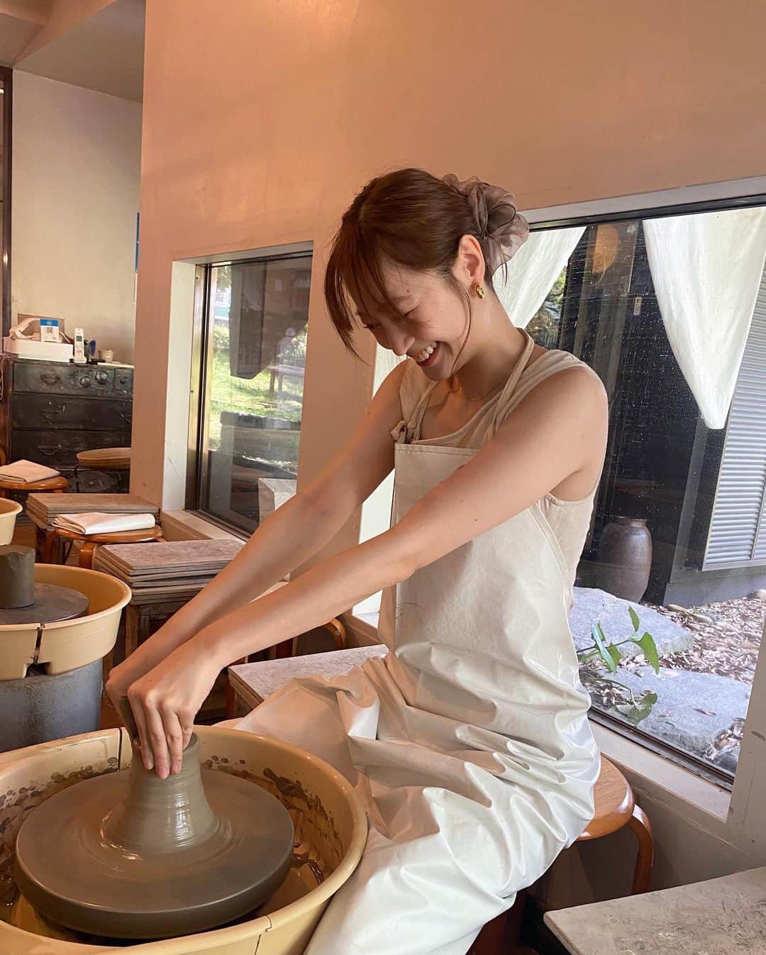 和田瞳さんのインスタグラム写真 - (和田瞳Instagram)「先日 @ennokama で人生初陶芸を♡  お店の方も空間も素敵でずっと楽しかった🥰 創りたいものがカタチになって行くのが面白かったし、何より完成した子達が愛おしすぎる。  メインでお茶碗、平皿を作って、残った砂でお茶も飲めそうな小鉢のようなものを作成しました🍚🍵  届いたらまた載せるね〜  setup : #GRL pierce & necklace : #CENE headdress : #lattice . . . #PR #女子旅 #カップル旅行 #伊豆高原体験 #雨の日に楽しめる #大室山遊び #えんのかま #伊豆高原陶芸 #雨の日デート」6月29日 20時40分 - hitogram0218