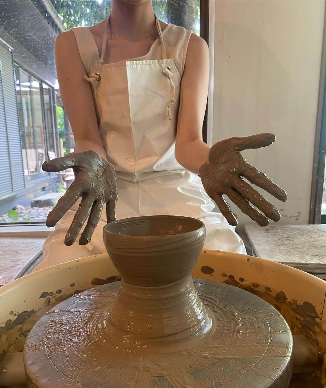 和田瞳さんのインスタグラム写真 - (和田瞳Instagram)「先日 @ennokama で人生初陶芸を♡  お店の方も空間も素敵でずっと楽しかった🥰 創りたいものがカタチになって行くのが面白かったし、何より完成した子達が愛おしすぎる。  メインでお茶碗、平皿を作って、残った砂でお茶も飲めそうな小鉢のようなものを作成しました🍚🍵  届いたらまた載せるね〜  setup : #GRL pierce & necklace : #CENE headdress : #lattice . . . #PR #女子旅 #カップル旅行 #伊豆高原体験 #雨の日に楽しめる #大室山遊び #えんのかま #伊豆高原陶芸 #雨の日デート」6月29日 20時40分 - hitogram0218