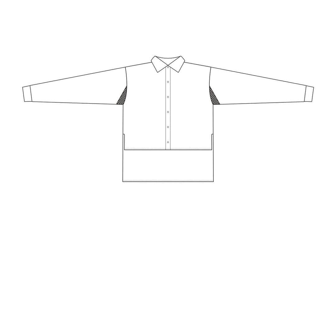sorのインスタグラム：「・ ・ ・ m.u  High & Low Shirts ・ シャツはそんなに着てこなかったな ・ 年中カジュアルな私にとって サイズ感や着方、バランスとか いろいろ考え出すともう難しくって ・ ボタンをしめて着る ボタンをあけて着る 羽織りとして着る 袖をまくるのか否か インにするのかアウトにするのか ・ ほんといろいろで ・ ・ ゆったりオーバーサイズのシャツをベースに 身幅をしっかり取りながら、前身頃はショート丈、後身頃はお尻をすっぽり隠してくれるロング丈に。両サイドに入ったスリットでさらに動きが出る。 襟元はゆったりが好き。首と襟の隙間が首をほっそり見せてくれたりするしね。 ・ 長袖のシャツをノンストレスに腕まくりしたくて、今回もカフス周りにドローコードを装着させる。これ、私にはもうなくてはならない鉄板袖。私の中でシャツを着る難しさを解消してくれる程に全体のバランスを整えてくれたりする。もちろん、一瞬で腕に止まってくれるところなんて神がかり袖。 ・ 袖ぐりには後ろから脇前辺りまでにぐるりと大きな目のアミアミを組み込む。 アミアミからちら見えする腕が華奢に見えるとこもほんとに嬉しい。 White×Black、Saxeblue ×Black。 パキッとした配色でありながらも脇下にあることでデザインが主張しすぎないとこ。 真夏でも涼しく着れて、なおかつ日焼け対策の羽織りとしても最高のアイテムなる。 インナーにロンteeやteeシャツを入れてもアミアミとの重ねが可愛いよね。 ・ ・ オールシーズン着たい そんな相棒になるシャツ ・ ・ 今回も伝えたいことだらけ ・ ・ ・ ＿＿＿＿＿＿＿＿＿＿＿＿＿  m.u  High & Low Shirts  PREORDER 2023/6/30(fri)21:00〜  2023/7/2(sun)23:59」