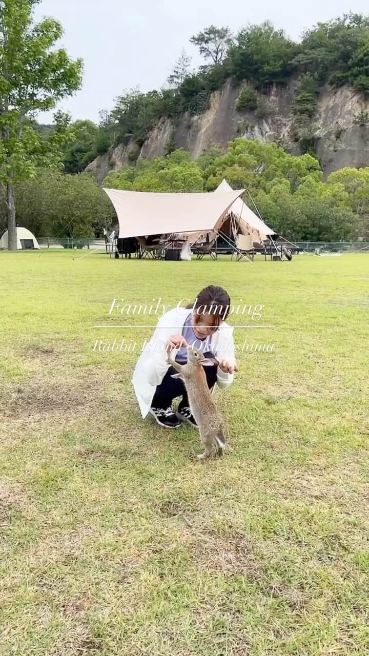 清水のぶよのインスタグラム：「初めての家族キャンプ🏕 手ぶらで満喫してきました✨  その他の投稿はこちら @meika_shimizu   先日、初めて家族で グランピングを楽しんできました⛺️  普段パソコンに向かうことが多いので 時々自然に触れて「脱デジタル」の時間を 作るようにしている私。  今回は海も山も楽しみたいなと思い、 大久野島へ行ってきました✨  @休暇村　大久野島の 「手ぶらでキャンプ」が楽しめるプランを利用したので 持ち物は着替えだけ✨  到着すると、キャンプに必要なものは 全て準備していただいていたので とってもラクでした💕  大久野島の大自然の中で 火を起こし、広島牛を焼き、 美味しくいただきながら のんびりリフレッシュ✨  娘たちは自然の中で自由に遊び、 火を起こせば食事ができ、 テントで寝る経験をして サバイバルスキルも身につけてくれたようです。  他にもウサギに癒されたり、 釣りや　海や　モビリティなど たくさんのアクティビティも楽しめました。  そしてスッキリしたら 新しいアイディアが湧いてきました💡 やっぱりこういう時間を作るのって大事ですね😊✨  ======================== @meika_shimizu ←動画でビジネスを自動化する情報はこちらから  このアカウントでは、 「動画」を活用して ビジネスを「自動化」したい人向けに 動画や自動収益化についての情報を発信しています✨  *･゜ﾟ･*:.｡..｡.:*'･*:.｡. .｡.:*･゜ﾟ･*  【『質の高い動画』で安定収益を叶える「仕組み構築」マスター講座】2023号6月開講予定！  「ChatGPT」✖️「 AI」✖️「動画」✖️「自動化」 全てを網羅した『動画ファンマーケティング』♪  ご興味のある方はお気軽に DMでメッセージくださいね💕 ， プロフィールリンクから私の公式LINEの お友達になっていただいた方には こちらをプレゼントしています😊 ↓↓↓ 1.動画で自動収益を叶えるシステム構築チェックリスト 2.SNSシナリオを爆速で作れる「ChatGPT」プロンプト  :::::::::::::::::::::::::::::::::::::::::::::::::::::: ， あなたの心の中の思いと個性を 「動画」で見える化して あなたの「ファン」を増やし 自動的に収益が上がるお手伝いをしています。 ， 声のコンプレックスを乗り越え フリーアナウンサー歴約20年。 放送局の現場で培った アナウンス技術と カメラワークを活かし 撮影・編集・ナレーションまで一貫した 動画制作を行っています。 ， 出演中 RCC中国放送「ランキンLand」  YouTube番組🎤 「動画で生かせる話し方Labo」 「清水明華の暮らしのトーク」  #動画編集  #動画マーケティング  #キャンプ #キャンプ場  #キャンプ料理  #ファミリーキャンプ  #休暇村大久野島  #大久野島 #大久野島のうさぎさん  #グランピングキャンプ  #グランピングリゾート  #pr #ohkunoshima  #campstyle  #hiroshima」