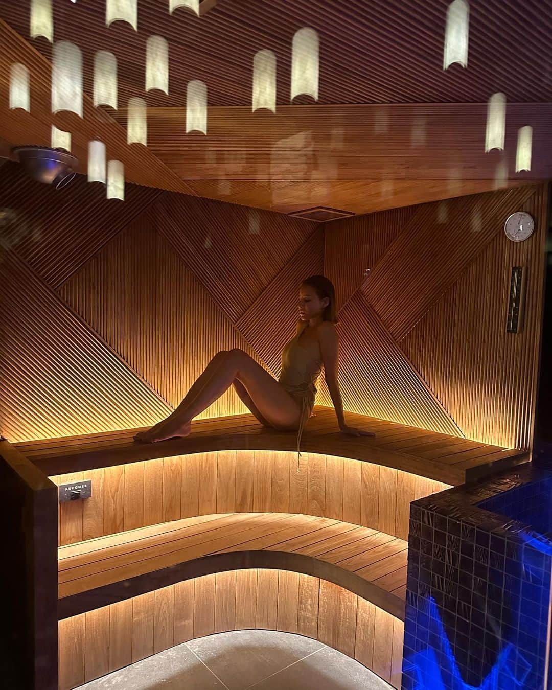 難波サキさんのインスタグラム写真 - (難波サキInstagram)「-𝐍𝐞𝐰 𝐬𝐚𝐮𝐧𝐚💫　@kudochi_sauna  コムローイにインスピレーションを 得た幻想的な空間なsauna🪐　 スピ体質の私にはとても興味があったところ😍  コムローイ（タイ語で天灯）とは…✨ 仏教国タイで陰暦12月（今の11月）の 満月の夜に行われる「ロイクラトン」という お祭りの一部だそうです✨ 収穫や水の精霊に感謝の祈りをささげ 心の罪などを洗い流すという意味で 川に灯籠（とうろう）を流します🏞 ロイは川、クラトンは灯籠を表すタイ語🇹🇭  サウナの湿度は80〜90°c🧖‍♀️   #サウナー#サ活#サ活女子#KUDOCH #サウナ#コムローイ#サウナ女子 #リフレッシュタイム #サキサウナー🧖‍♀️#サウナ女子#プライベートサウナ #ロウリュウ#ロウリュウサウナ #アロマロウリュウ#癒し」6月29日 20時45分 - sakinanba