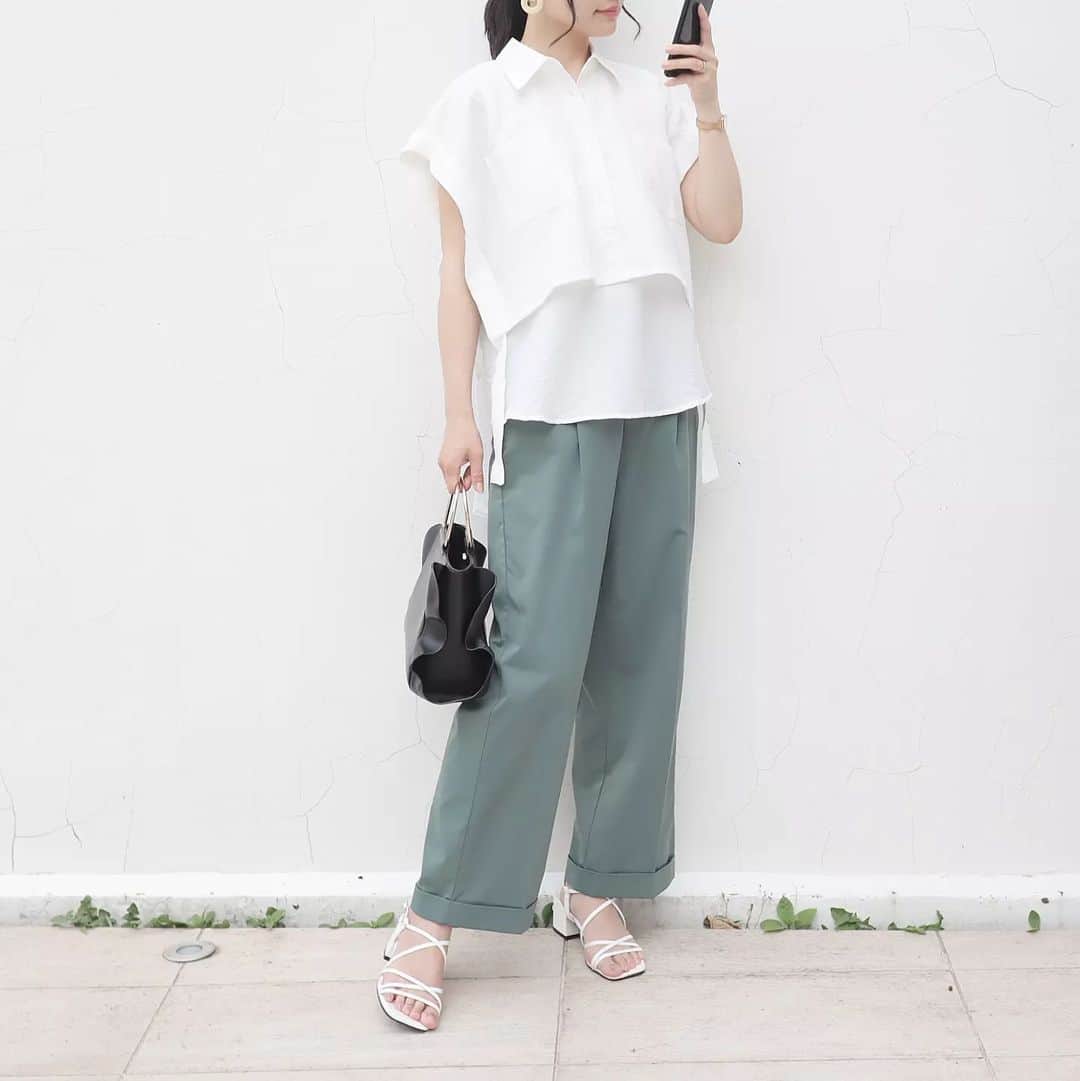 Eri Satoのインスタグラム：「【white×greenコーデ】 shirts: @aquagarage pants: @edist.closet · @aquagarage の 袖口リボンレイヤード風ブラウス · 重なってるようなデザインのシャツで いろんなパターンで着こなせるよ！ 素材もすこし凹凸があるので さらっとして涼しく着られます💫 · 今日暑すぎて溶けるかと思った😇🌞 · · #aquagarage#アクアガレージ #高身長コーデ#ママコーデ#カジュアル #ファッション#コーディネート#プチプラ#プチプラコーデ#夏コーデ#パンツコーデ#mamagirl#locari#partegram#きれいめカジュアル#お洒落さんと繋がりたい」