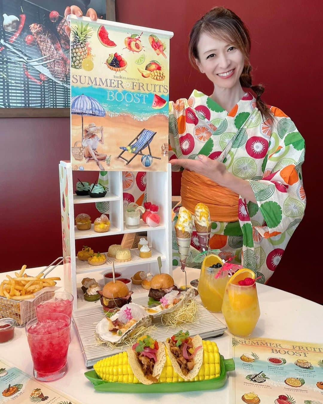 里井真由美さんのインスタグラム写真 - (里井真由美Instagram)「ゆかたでヌン活🧡サマーフルーツ満開〜🍋🥭🍉🍍  ANAインターコンチネンタルホテル東京「ザ ステーキハウス」さんの「サマーフルーツ・アフタヌーンティー・ブースト」でございます〜  @anaintercontinentaltokyo   扉を上に開けて〜　ジャジャーン🧡  レモン・マンゴー・パイン・ライム・スイカなどトロピカルフルーツなどスイーツがぎっしり🧡別添えでマンゴーソフトクリームもございます〜  そしてー🧡 ザステーキハウスさんならではの ハンバーガーは相変わらずおいしく、  フライドポテトは合いの手になりすぎて 1人で食べてたなぁ〜 ゆうちゃん ポテト独り占めしてごめんね🤣w  個人的にはシーフードセビーチェが好みすぎて、これまたボールいっぱい食べられそうな勢いだったし、 とうもろこしの上にのった、 ポークタコスも夏気分盛り上げてくださいますよ〜🌽  ハイテンションになっちゃう おいしさ・楽しさ　ぜひに〜🧡  🔻  ⭕️お電話でのご予約・お問い合わせ  03-3505-1185 レストラン予約　 9:00 〜21:00  ⭕️web予約 https://anaintercontinental-tokyo.jp/offer/steakhouse-summer-fruits-afternoontea-boost/  @anaintercontinentaltokyo   。。。  メニュー書いておきますね〜　  ⚪︎スイトロピカルフルーツムース レモンタルト スイカとココナッツのクリーム ライムゼリーとヨーグルトクリーム マンゴータルト バナナとココナッツのアーモンドケーキ アプリコットタルト チョコレートとミントのケーキ ラズベリーマカロン パイナップルクレームパフ  ソフトクリーム  ⚪︎セイボリー ポークタコス　バーベキューソース シーフードセビーチェ ベーコン＆チーズ入りビーフバーガー フレンチフライ  ドリンク（フリードリンク制） 各種紅茶、コーヒー、フレーバーティー  ⚪︎オプション オリジナルカクテル「サマーフルーツサングリア」+￥1,400  。。。  6月もあと1日‼️ あっという間に‼️🤣  楽しみましょうね〜🇯🇵🇯🇵🇯🇵  。。。  #anaインターコンチネンタルホテル東京 #anaintercontinentaltokyo #サマーフルーツ#サマーフルーツブースト#アフタヌーンティー #ザステーキハウス#thesteakhouse #kimonogirl  #ゆかた#ゆかたでヌン活#着物#kimono#着物スタイル#着物ヘア#japanese#japanesegirl#pr#里井真由美#フードジャーナリスト里井真由美」6月29日 20時47分 - mayumi.satoi