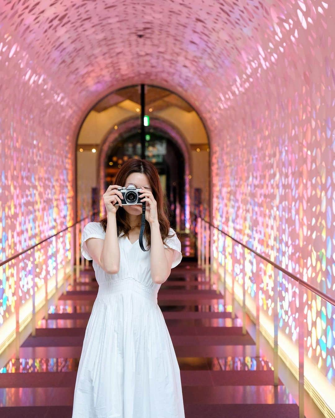 ASUKAさんのインスタグラム写真 - (ASUKAInstagram)「. ❤️✌️  レインボーカラーやっぱり最高に可愛い🥹🌈  📸 @__k_y_o__  @wosakahotel   #W大阪 #wosaka #大阪デート #wosakahotel #whotelosaka #御堂筋 #大阪観光 #レインボー #アライバルトンネル」6月29日 20時47分 - a.asuka.a