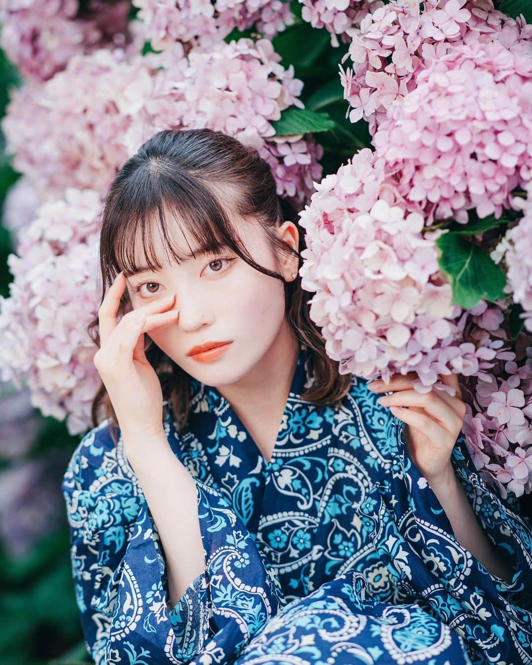 柚木ふゆのインスタグラム：「・ ・ ・ 無常 ・ ・ ・ photo by kj さん ・ ・ ・ ・ ・ ・ ・ ・ ・ ・ ・ ・ ・ #instaphoto #portrait #portraitphotography #photo #photography #model #film #camera #japan #japanesegirl #girl #ポートレート #ポートレートモデル #被写体 #被写体モデル #浴衣女子 #サロンモデル #カメラ女子 #カメラ好きな人と繋がりたい #写真好きな人と繋がりたい #浴衣 #浴衣ヘアアレンジ #makeup #人像攝影 #人物攝影 #模特 #攝影 #紫陽花 #アジサイ #紫陽花寺」