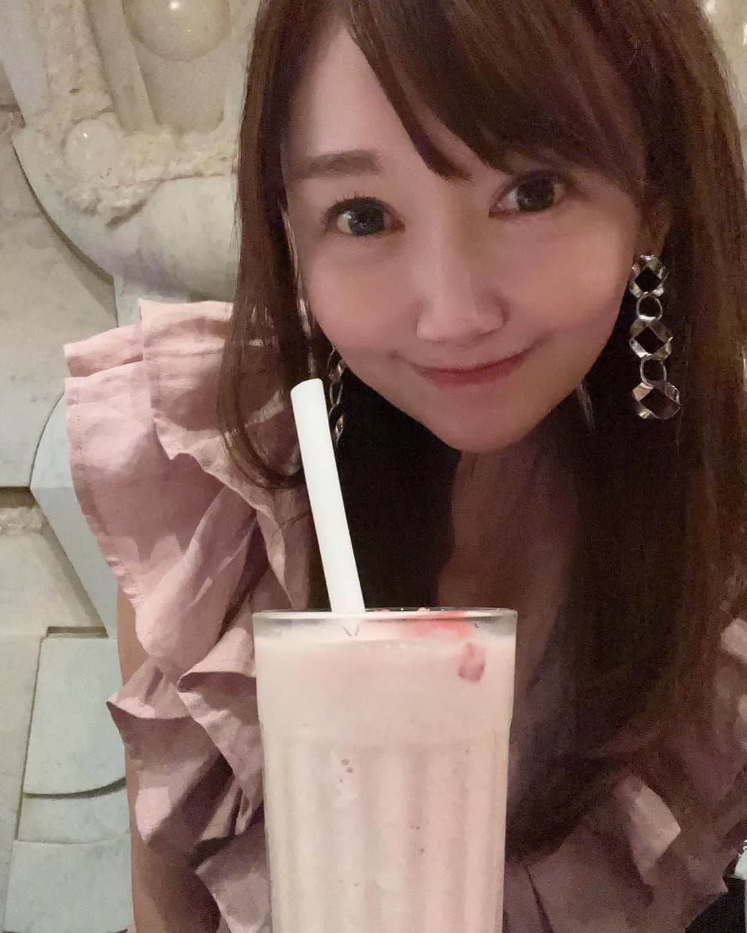 開高明日香さんのインスタグラム写真 - (開高明日香Instagram)「strawberry milk smoothie🍓🤍  #いちごスイーツ  #スムージー」6月29日 20時58分 - asukakaiko