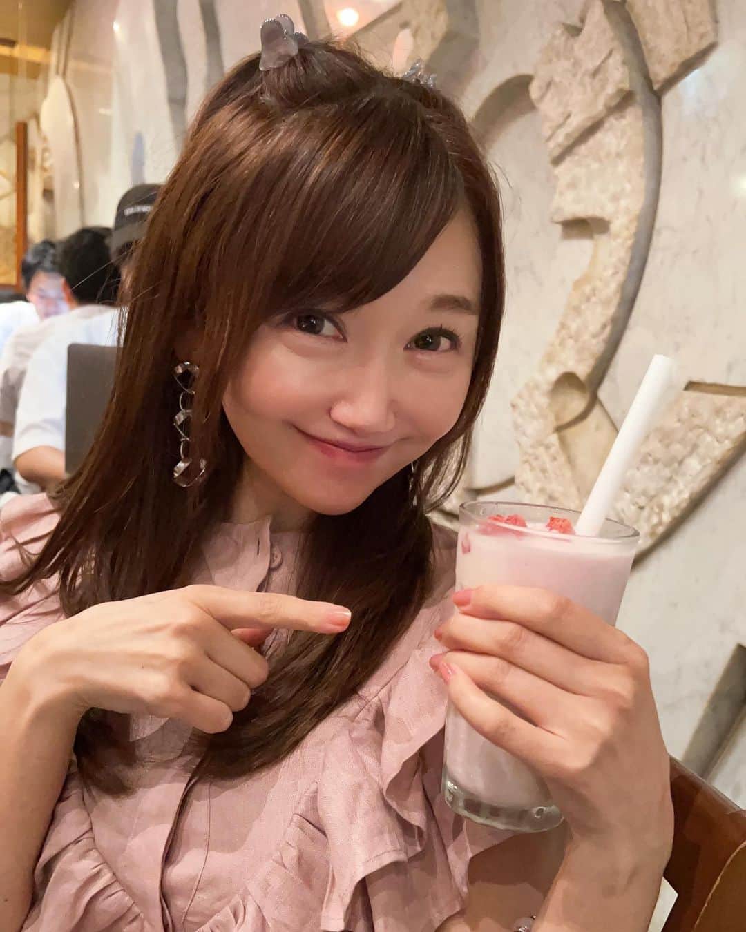 開高明日香さんのインスタグラム写真 - (開高明日香Instagram)「strawberry milk smoothie🍓🤍  #いちごスイーツ  #スムージー」6月29日 20時58分 - asukakaiko