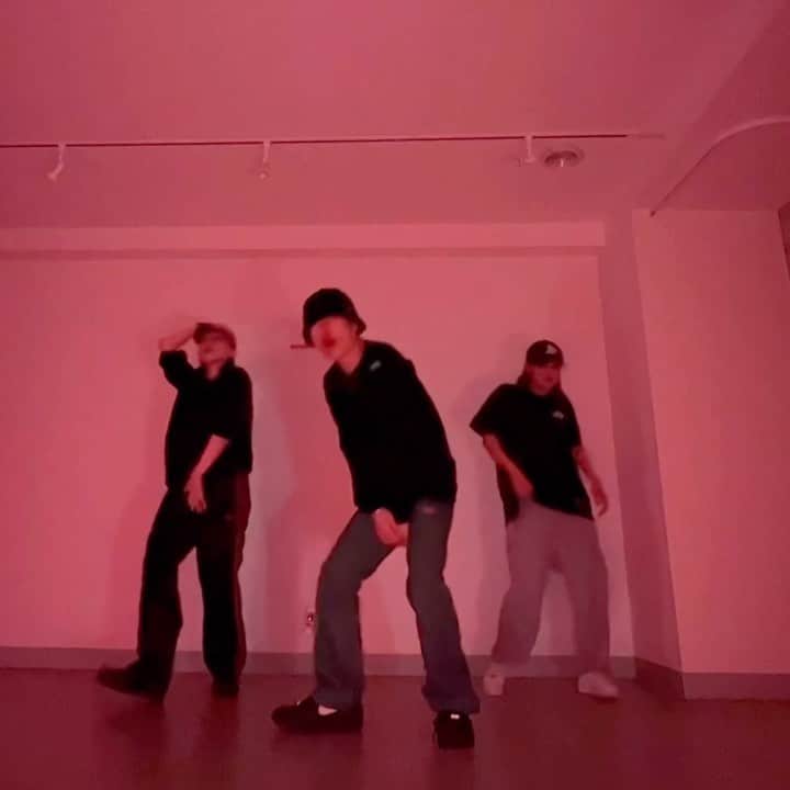 石井蘭のインスタグラム：「. ⚔️🩸𝙃𝙤𝙬 𝙇𝙤𝙬 🧨  🎧 Battle of the Sexse / @ludacris 💥  Choreo by  #RinaRukiRan Trio :)🫱🏻‍🫲🏼❤️‍🔥  @ruki___murakami  @ran_orchid0807  @rinaaaaaa_bulls  . #HowLow #ludacris #Battleofthesexes #DeluxeEdition  #hiphop #rap #hot #music #dance #choreo #リュダクリス #09 #japan #jp #rina #ruki #ran #trio」