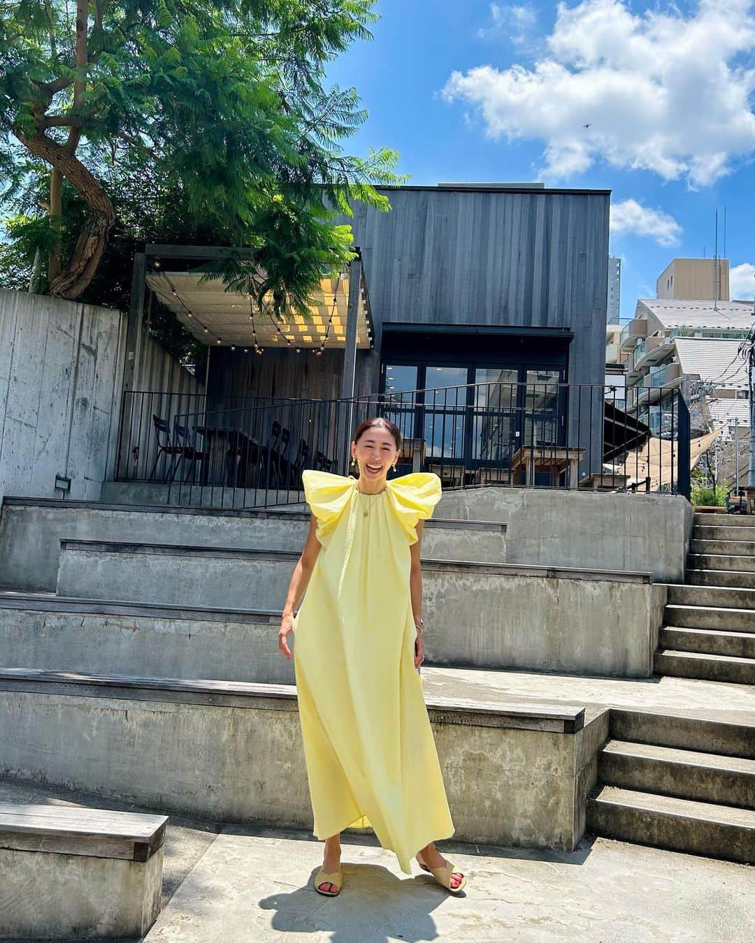野沢和香のインスタグラム：「真夏日☀️🙌34℃暑かったですねー！  @werthy.official  ANGEL SLEEVE ドレス&ブラウス↑沢山のご注文を😭ありがとうございました🙇‍♀️🙏  今日は早朝から　@story_love40 のロケで、もう秋服なので、暑くなる前に早朝から爆速で📸爆笑しながらの楽しいメンバーでのお仕事でした。  撮影終わりに着ていたドレスを撮ってもらったよー🙏 プロが撮ると違うわ〜♪ 2枚目😂の　@zekikoyasuko の顔っw この調子なので激暑ロケもずっと爆笑でした😂  📸　@tsuchiyama_daisuke」