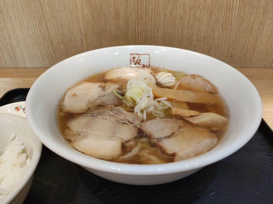 つけMen野郎のインスタグラム：「ラーメン 喜多方ラーメン坂内 久しぶりの坂内ランチ。こういうスープがすごく好きなお年頃。そしてこのチャーシューをサービスライスでい食べるのがめっちゃうまい。やっぱり坂内は限定じゃなく、この定番のラーメンが間違いないっす。」