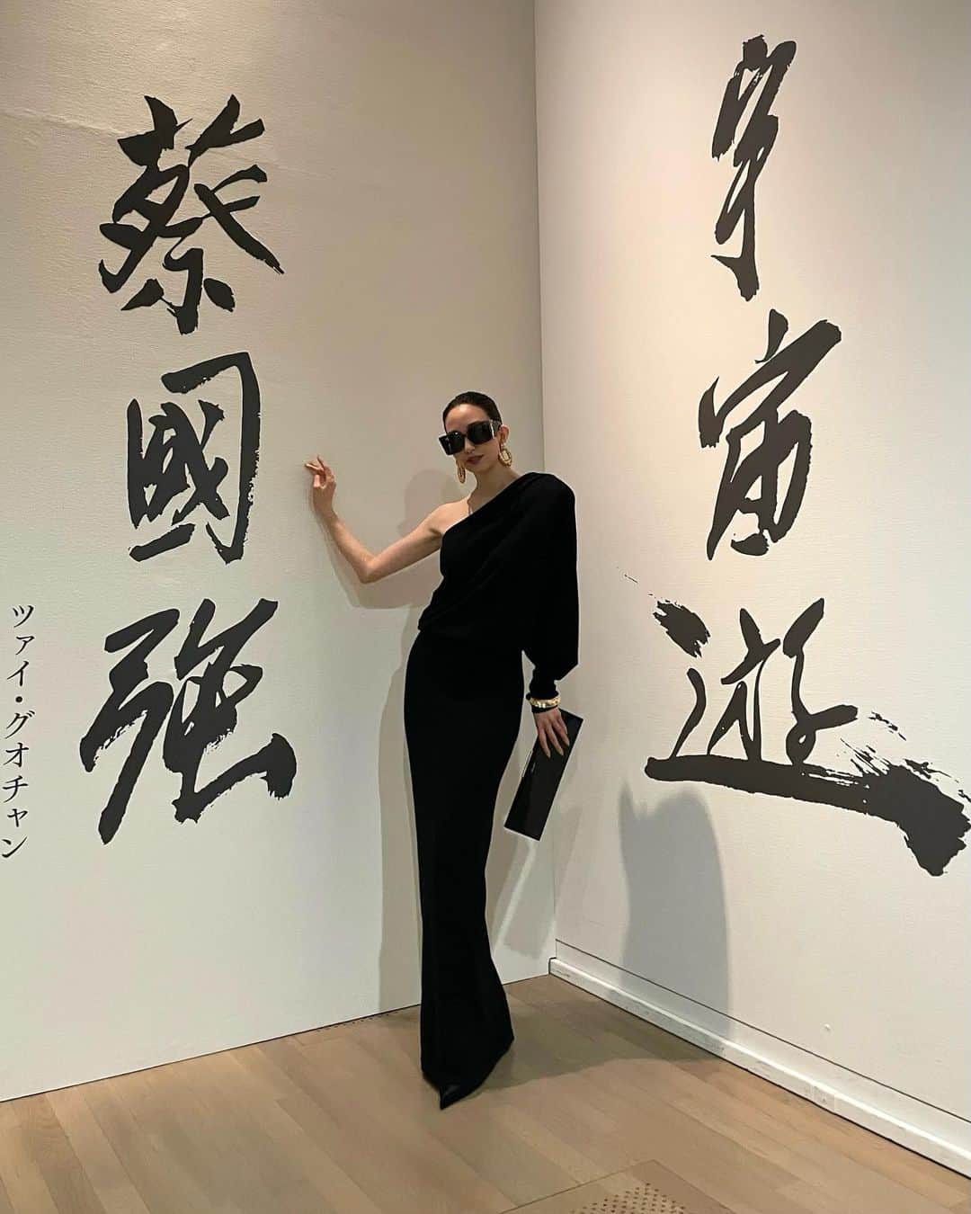 のインスタグラム：「: 昨夜は、サンローラン主催の中国の現代美術家・ 蔡國強さんのエキシビションプレビューと ディナーに招待して頂きました🥂🎇 中国で発明された火薬を用いて芸術作品を 作るという発想が素晴らしく、神秘的な世界が 広がっていました👽💫🛸 そして、アートや音楽など、様々なクリエイティ ビティを大切にし、サポートするアンソニー・ ヴァカレロ率いるサンローランならではの 素敵なイベントでした✨ : 「蔡國強　宇宙遊 ―〈原初火球〉から始まる」は 本日6月29日～8月21日まで国立新美術館で 一般公開です。皆さんもぜひ❤︎ #saintlaurent #サンローラン」