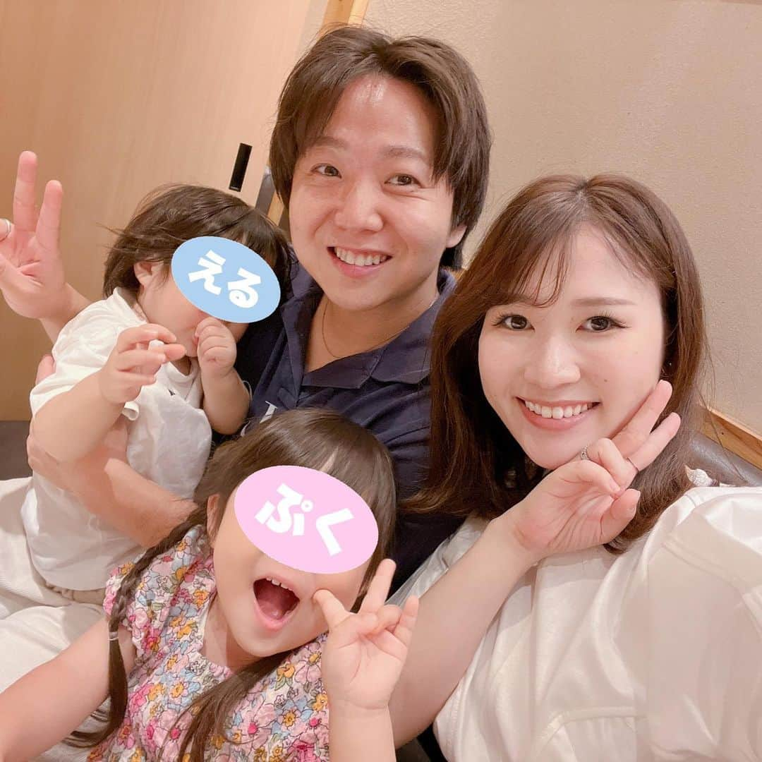 あつろーのインスタグラム：「32歳になりました🎉 家族に沢山お祝いしてもらって とっても幸せな1日でした✨ 32歳の目標は体重-10kg🫡笑 頑張りまっす！！！！！ #幸せな誕生日」