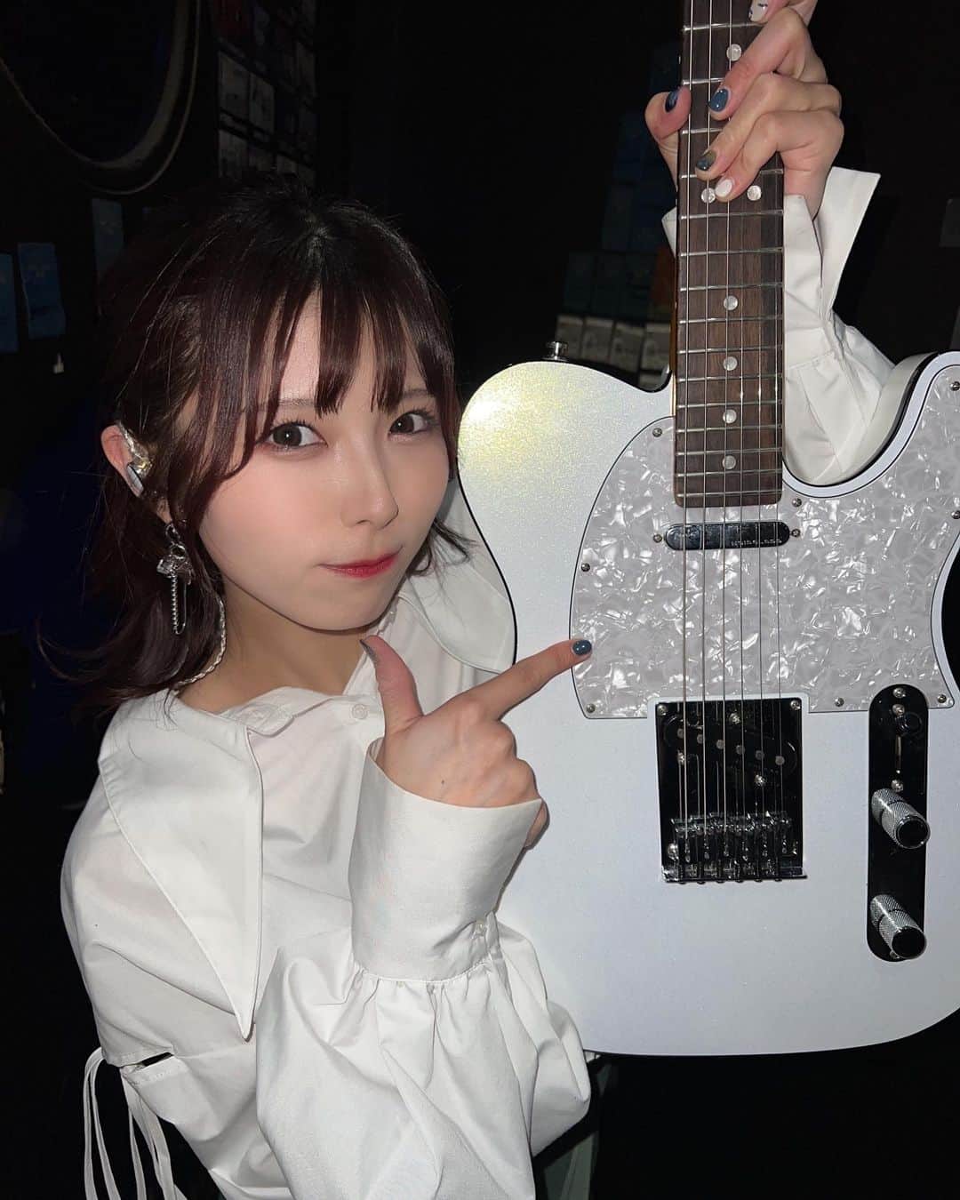 森脇加奈子のインスタグラム：「🤍✴︎  実は続々と機材をパワーアップしているわたくし…！🔥 ピックガードをクラッシュパールに変更しました◎(5/23Crestから導入❤︎笑) さらにmy new gearでワイヤレスのイヤモニ SHURE PSM 300を購入しました✌︎  イヤモニで両耳が塞がれる環境になかなか慣れず悪戦苦闘してますがみんなにより良い音楽をお届け出来るように試行錯誤の日々です❤️‍🔥  まだまだ沢山がんばるぞー！！  #Faulieu #band #girlsband  #rock #rockband #musician #photogaphy #vocal #shure #shurepsm300 #guitarvocal #guitarist #guitarplayers #guitar #telecaster #Fender #Fenderamerican #japanese #japanesegirl  #tagsforlikes #followme #tfl  #일본 #팔로우미 #粉我」