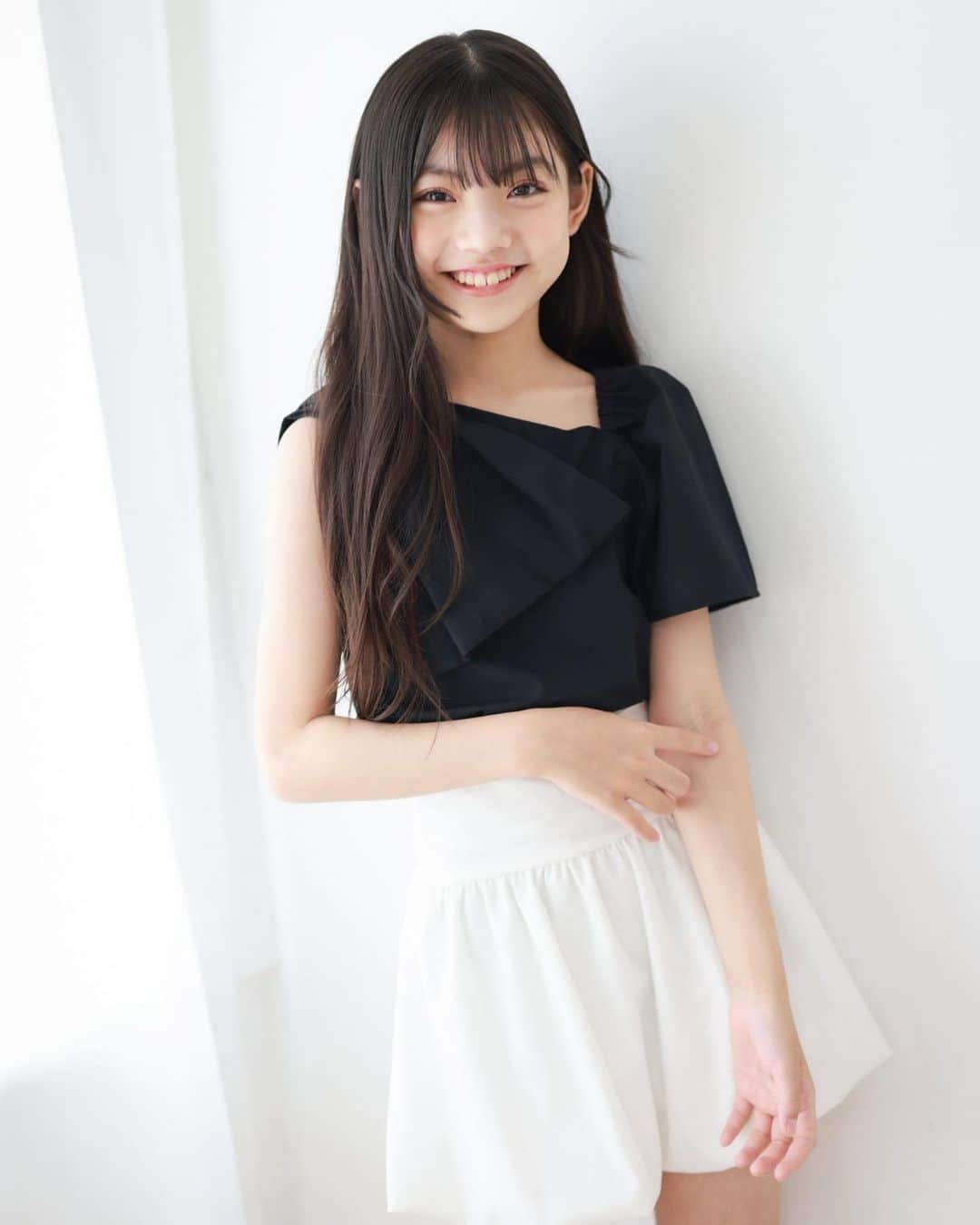 のインスタグラム：「♪。.:＊・゜♪。.:＊・゜  1週間もあっという間だね〜✨️ 明日、学校行ったらお休みだ〜🧸𖤐⡱ がんばろꔛ♡  #小学生女子#女の子コーデ#kidsfashion」