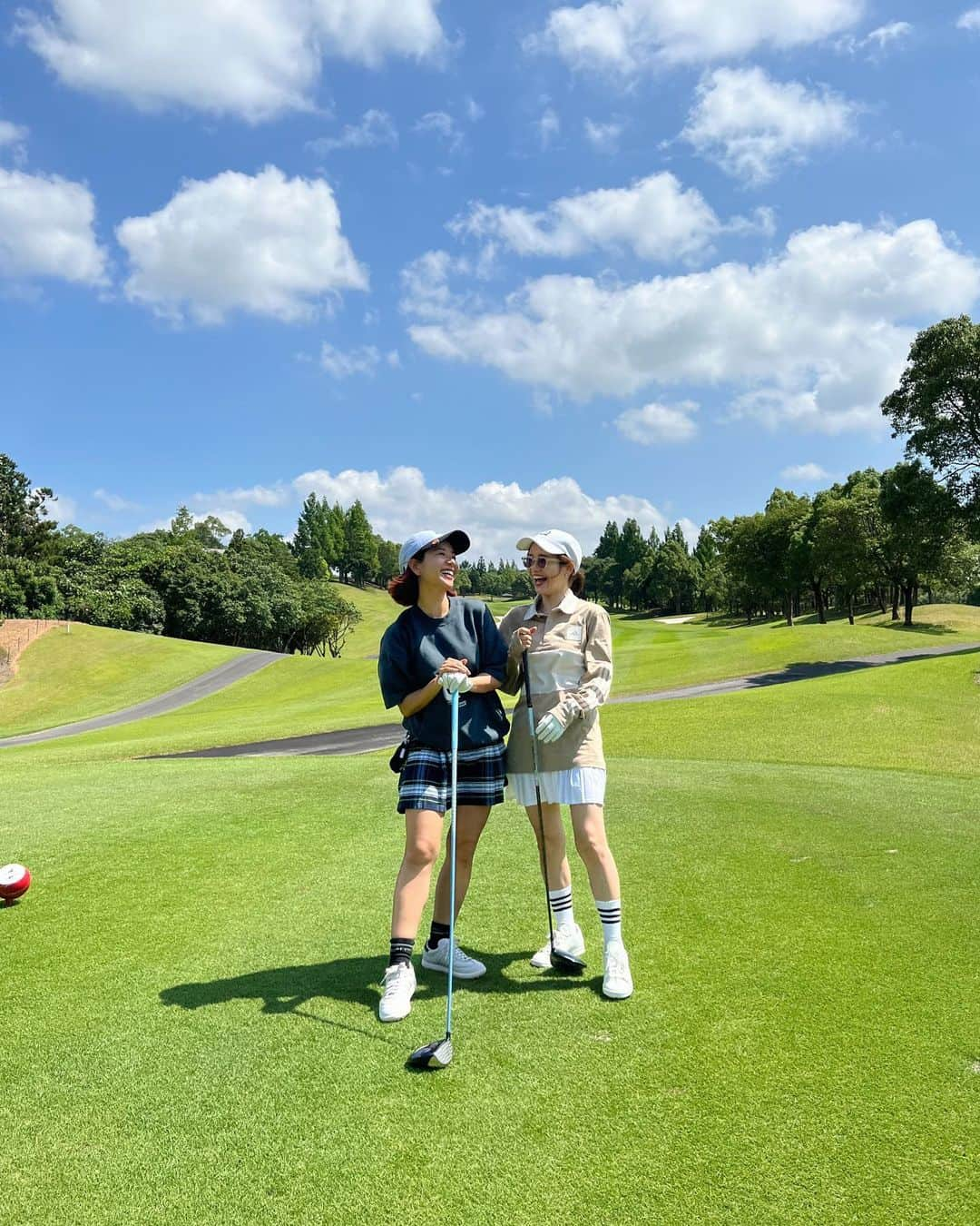 猪鼻ちひろさんのインスタグラム写真 - (猪鼻ちひろInstagram)「⛳️🏌️‍♀️ ２回目のゴルフは大大大爆笑でした #成長←  1回目も2回目も@aya_dream04 と😂 私のゴルフ歴史はきっと Ayaちゃんと共に歩むのでしょう…  いつも車の中からずーーーっとたのしくて、 いろんな話してくれるから 私も心をパカーンと全開になれて ゲラゲラ笑ってるうちに到着する。  いつもありがとう〜！(関西弁うつるで) またすぐにね😘🤍  #ゴルフウェア は全身 #adidasgolf ⛳️ #次は⚽️かなぁ #ちひろの運動 #ちひろのお洋服 #ゴルフコーデ」6月29日 21時07分 - inohanachihiro