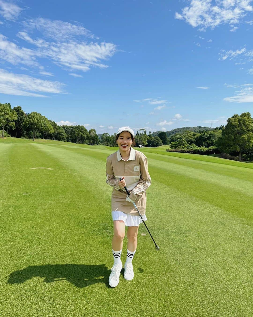 猪鼻ちひろさんのインスタグラム写真 - (猪鼻ちひろInstagram)「⛳️🏌️‍♀️ ２回目のゴルフは大大大爆笑でした #成長←  1回目も2回目も@aya_dream04 と😂 私のゴルフ歴史はきっと Ayaちゃんと共に歩むのでしょう…  いつも車の中からずーーーっとたのしくて、 いろんな話してくれるから 私も心をパカーンと全開になれて ゲラゲラ笑ってるうちに到着する。  いつもありがとう〜！(関西弁うつるで) またすぐにね😘🤍  #ゴルフウェア は全身 #adidasgolf ⛳️ #次は⚽️かなぁ #ちひろの運動 #ちひろのお洋服 #ゴルフコーデ」6月29日 21時07分 - inohanachihiro