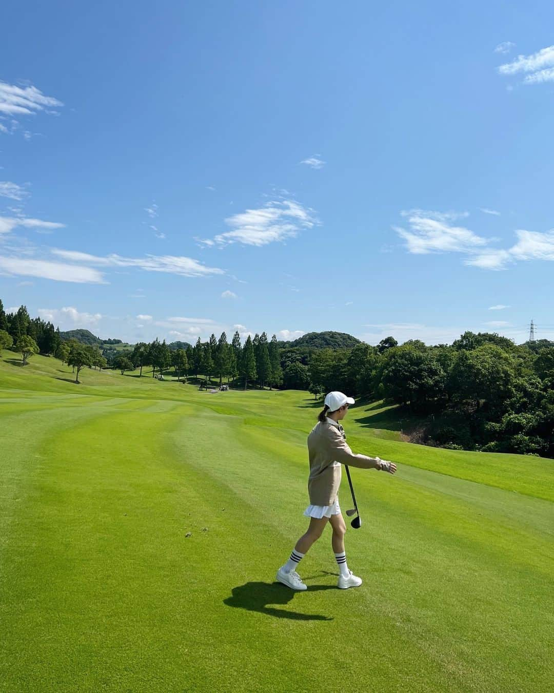 猪鼻ちひろさんのインスタグラム写真 - (猪鼻ちひろInstagram)「⛳️🏌️‍♀️ ２回目のゴルフは大大大爆笑でした #成長←  1回目も2回目も@aya_dream04 と😂 私のゴルフ歴史はきっと Ayaちゃんと共に歩むのでしょう…  いつも車の中からずーーーっとたのしくて、 いろんな話してくれるから 私も心をパカーンと全開になれて ゲラゲラ笑ってるうちに到着する。  いつもありがとう〜！(関西弁うつるで) またすぐにね😘🤍  #ゴルフウェア は全身 #adidasgolf ⛳️ #次は⚽️かなぁ #ちひろの運動 #ちひろのお洋服 #ゴルフコーデ」6月29日 21時07分 - inohanachihiro