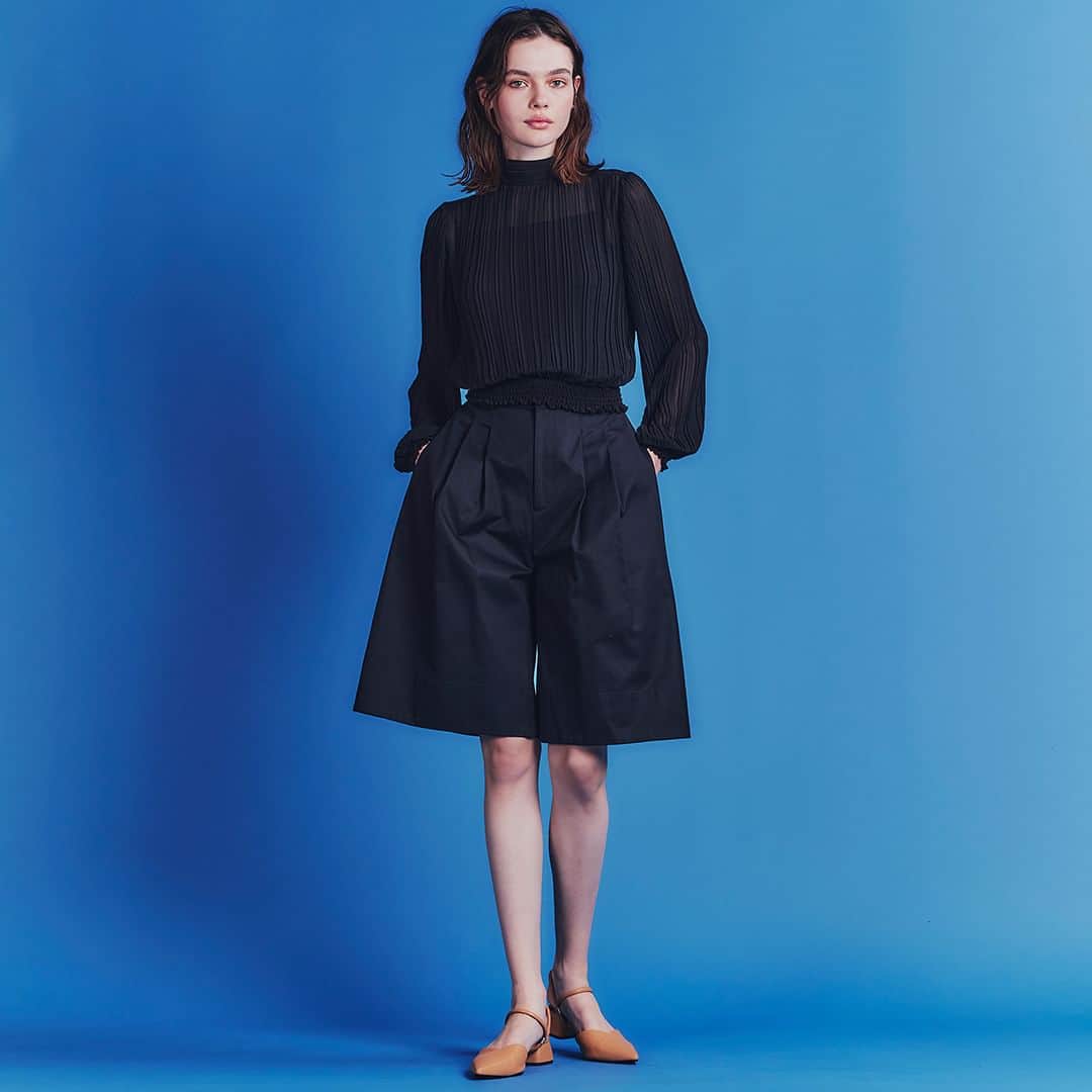 Double Standard Clothingのインスタグラム：「. NEW ARRIVAL 2023 PRE-FALL COLLECTION . [TOPS] DSC / ソフトシフォンブラウス price. 35,200円(税込) color. オフ / ブラック size. 36 / 38 . ------------------------------------------ #doublestandardclothing #tokyo #DSC #sov #nightstore #fashion #ootd #2023prefall」
