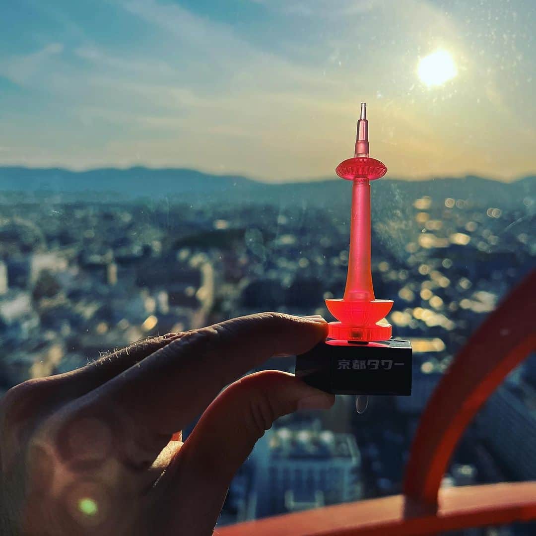 京都タワーのインスタグラム：「* PHOTOBY simply_nash  #リポスト #おおきに  展望室のガチャガチャで売っている京都タワーのミニチュアです。 おしゃれに撮っていただいた1枚です📷 素敵なお写真のご投稿、ありがとうございました👏  ----- @kyototowerhotel_officialをタグ付け、または【#京都タワー】か【#kyototower】をつけて投稿していただいたユーザーさまの素敵なお写真をご紹介していきます ----- #京都 #京都旅行 #京都カメラ部 #キリトリセカイ #京都大人旅 #写真好きな人と繋がりたい #京都タワーのある景色 #そうだ京都行こう #ガチャガチャ #ガチャガチャ好きな人と繋がりたい #京都の風景 #kyoto #kyotogenic #skylovers #beautiful #japan #travel #discoverjapan #loves_united_kyoto #instagood #repost #Thanks」