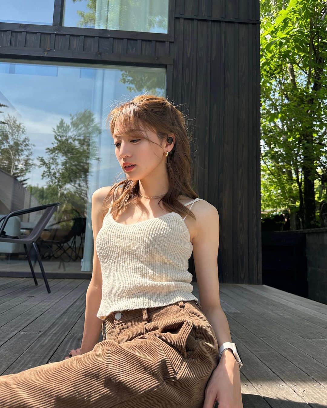 志田友美（ゆうみん）のインスタグラム：「​​🍃🎧🎶🤍✨  音楽流しながら家事や育児をしてると子供の声とか危ない音に気づきにくいと思ってノイキャンじゃないイヤホンないかなぁ思ってたら… 耳を塞がなくても聴ける@nwm_jp のイヤホンに出会い音漏れもなくバランスよく全てが聞こえる🫣  しかもマイク付きだからよく電話する私にとっては最高🩷  １年保証もついてるから安心です☺️  抽選10名様にnwmが当たるCPが開催中なので@nwm jp から参加してみてね！ 募集期間:2023/6/24～7/10 23:59 応募条件：@nwm_jpをフォロー 抽選人数：10名  #pr #Nwm #ヌーム #ながら聴き #ワイヤレスイヤホン #女の子ママ」
