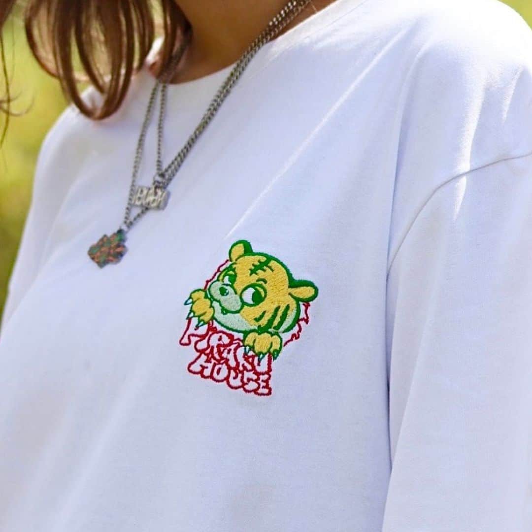 Pirakoのインスタグラム：「@chukatabetai 🐯❤️ 久しぶりのコラボです！ 刺繍めちゃくちゃ綺麗に仕上げられてて キュートなTシャツになってます🫣♡  先着でのノベルティもあるみたいなので 是非チェックしてみてね🫶  6:30 20:00- スタート！！🍎」