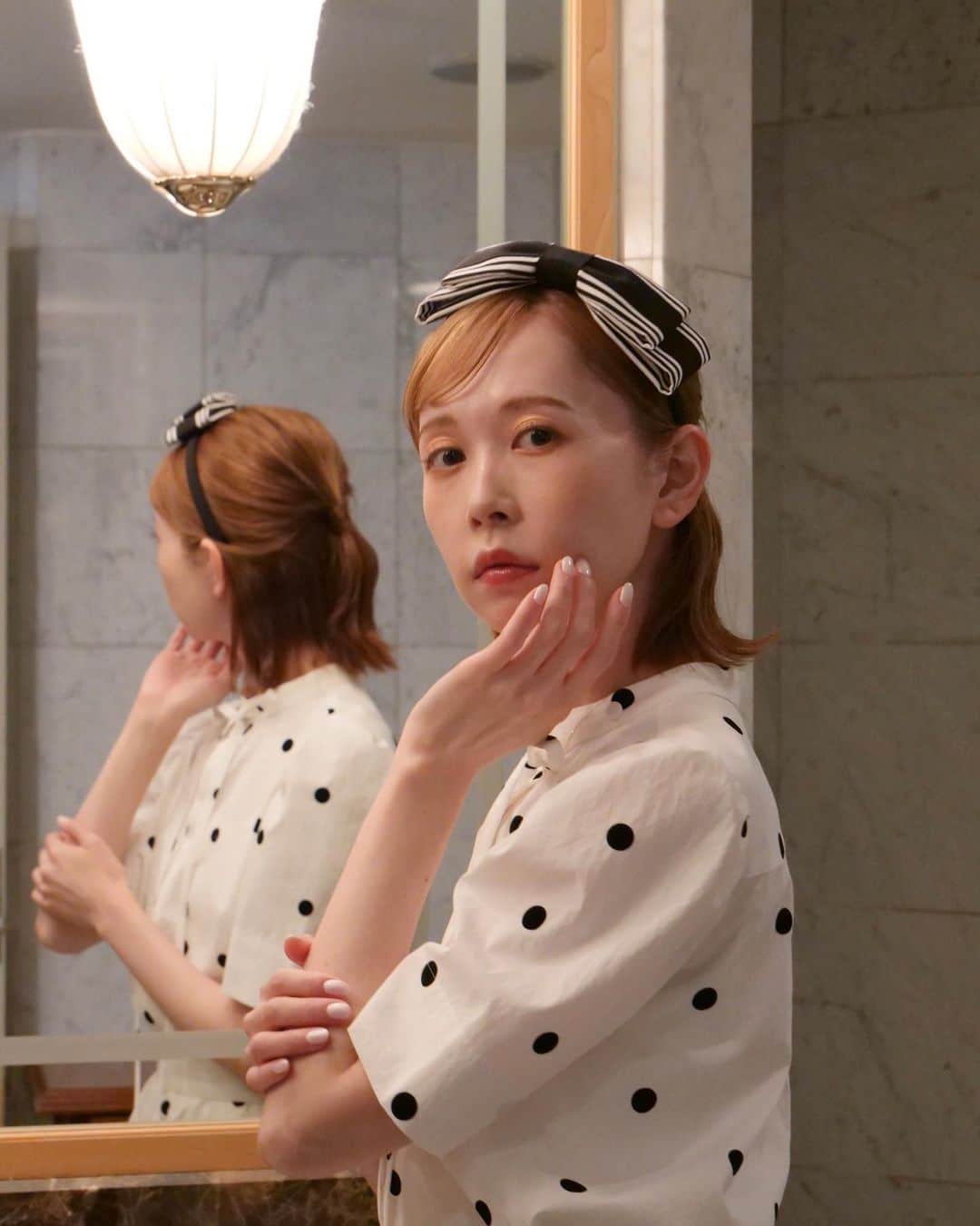 はれこのインスタグラム：「maison de tiara(メゾン ド ティアラ)という カチューシャブランドのモデルをさせて頂きました🪡🧵  ディレクターでありデザイナーである美樹さん(@mikiofficial99)とは、 友人のまゆさん(@may_ugram)を通して出会いました🍽️ (突然の馴れ初め🤣)  カチューシャ1つ1つに素敵な名前が付いていて、作り手のこだわりが光るブランド。 美樹さんの愛情が本当に深い。  好きなものを貫く、ブレない姿勢はわたしもずっと大切にしたいと思っているところ。 素敵な歳の重ね方をして、その時々で一番似合うものを手に取っていきたいです☺️🤍  撮影で付けさせてもらったカチューシャも、 背伸びをしてただ頭に乗せたのでは無く、 付けている姿がしっくり馴染んで見えていたら嬉しいなと思います🤍  @maisondetiara  @mikiofficial99  @may_ugram  @ayano_tsutsumi   -  【📢🐥】 昨日まで療養しておりまして今日から復帰しました！ InstagramやTwitterのお問い合わせ、コメントのお返事が遅くなってしまい申し訳ございません！ 先ほどお返事させて頂きましたのでご確認ください☺️🤍  -  #maisondetiara #メゾンドティアラ #カチューシャヘア  #カチューシャアレンジ  #カチューシャコーデ」