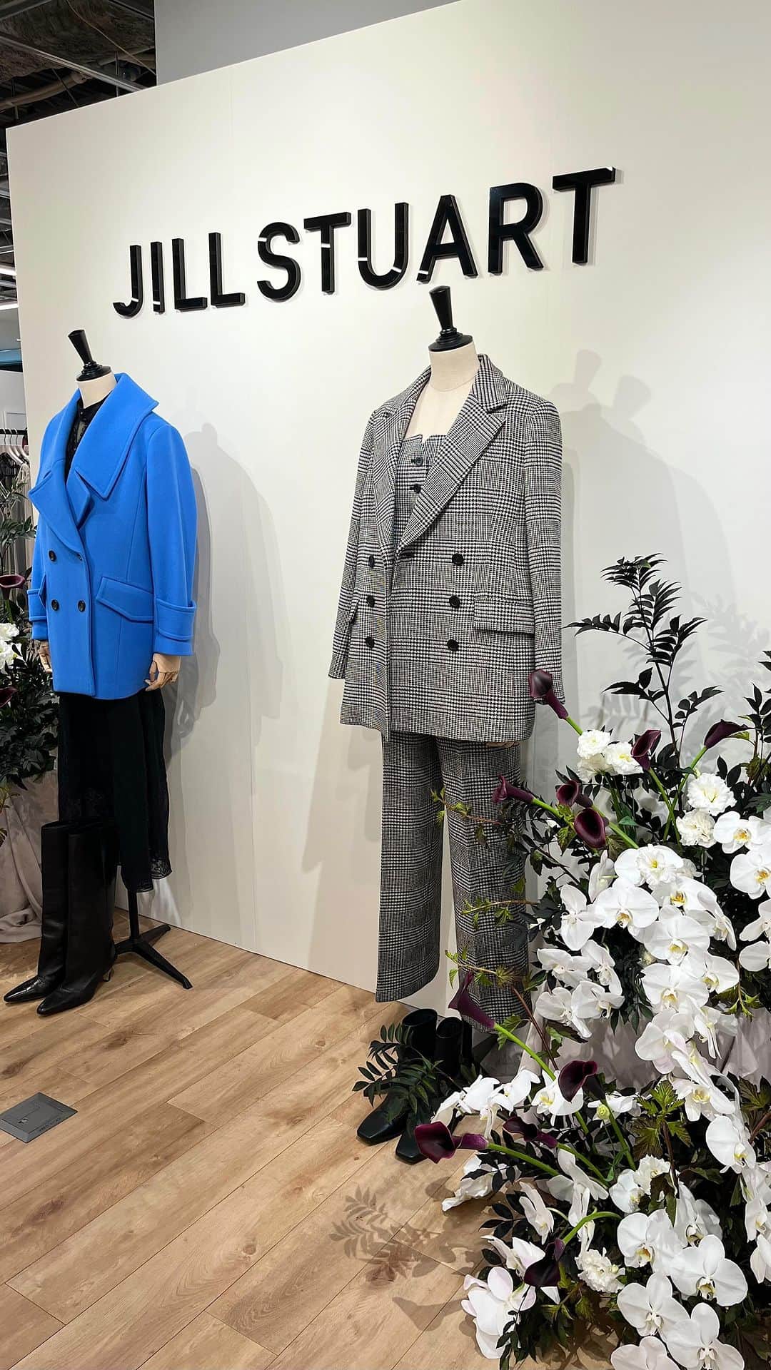 のインスタグラム：「2023 AW Collection 展示会クルーズ  ＿＿＿＿＿＿＿＿＿＿＿＿＿＿＿＿＿＿＿＿＿＿  6/28(水)-6/30(金)まで開催されている JILL STUART ×JILL by JILL STUART  合同展示会 展示会会場内を、 PRスタッフがクルーズしながらご紹介。  #JILL_23AW #JILLSTUART #ジルスチュアート #AW #合同インスタライブ」